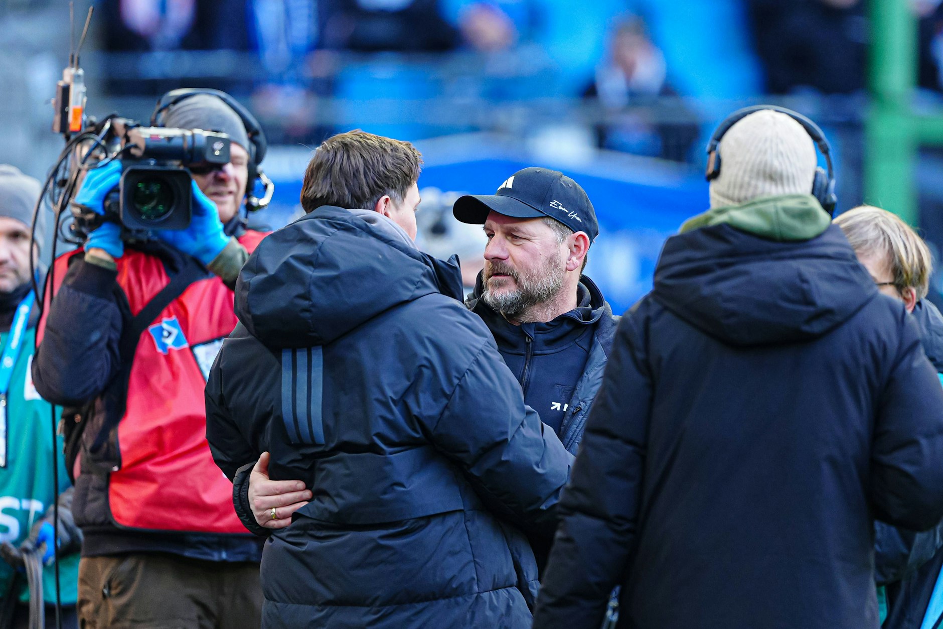 Union-Trainer Steffen Baumgart begrüßt vor dem Anpfiff gegen den HSV seinen ehemaligen Assistenten Merlin Polzin, dem heutigen Cheftrainer des Hamburger SV.