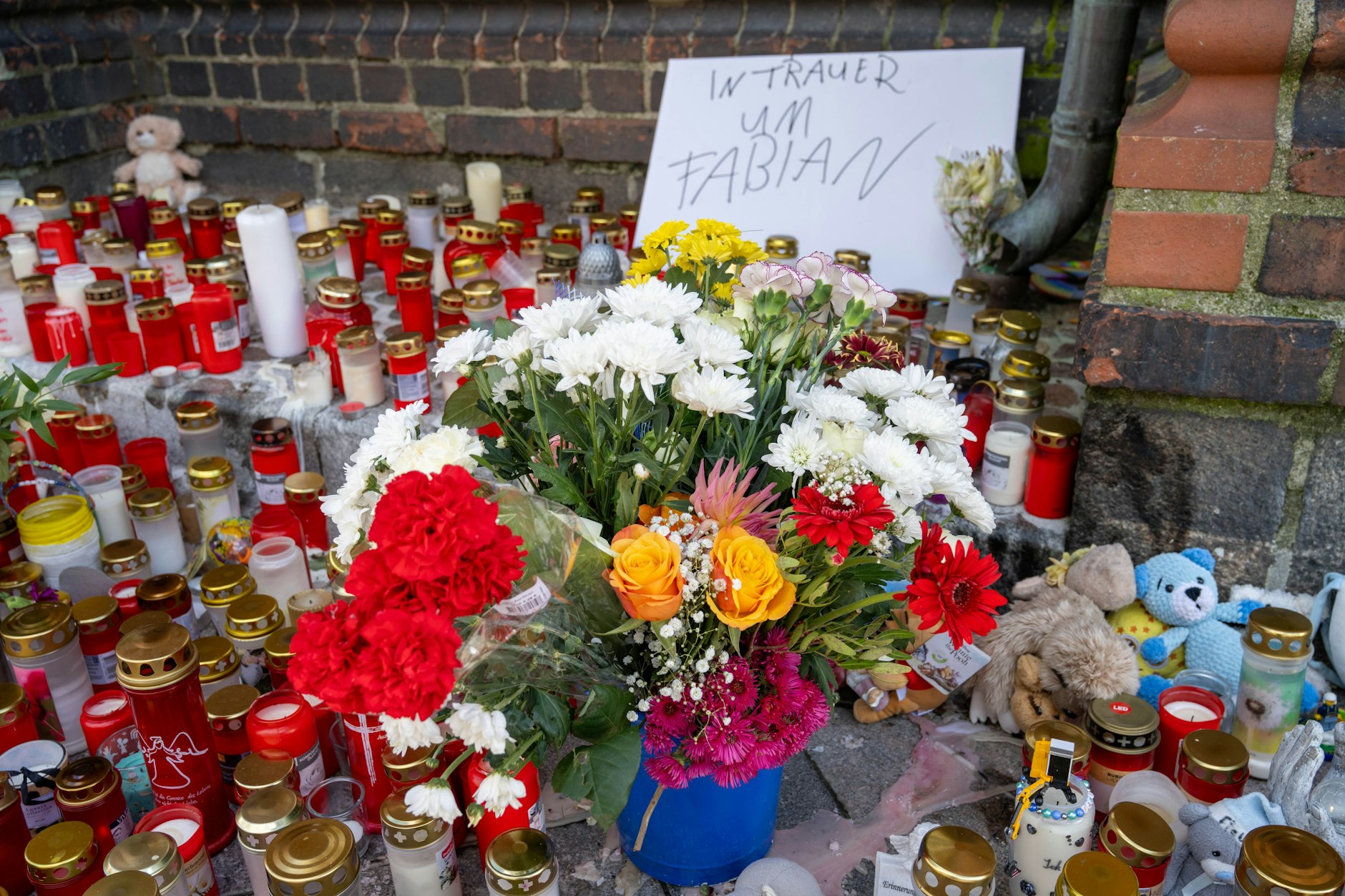 Als klar wurde, dass Fabian aus Güstrow ermordet wurde, war die Trauer in der Stadt riesig. Aktuell ist das Rätsel um seinen Mord noch immer nicht gelöst.