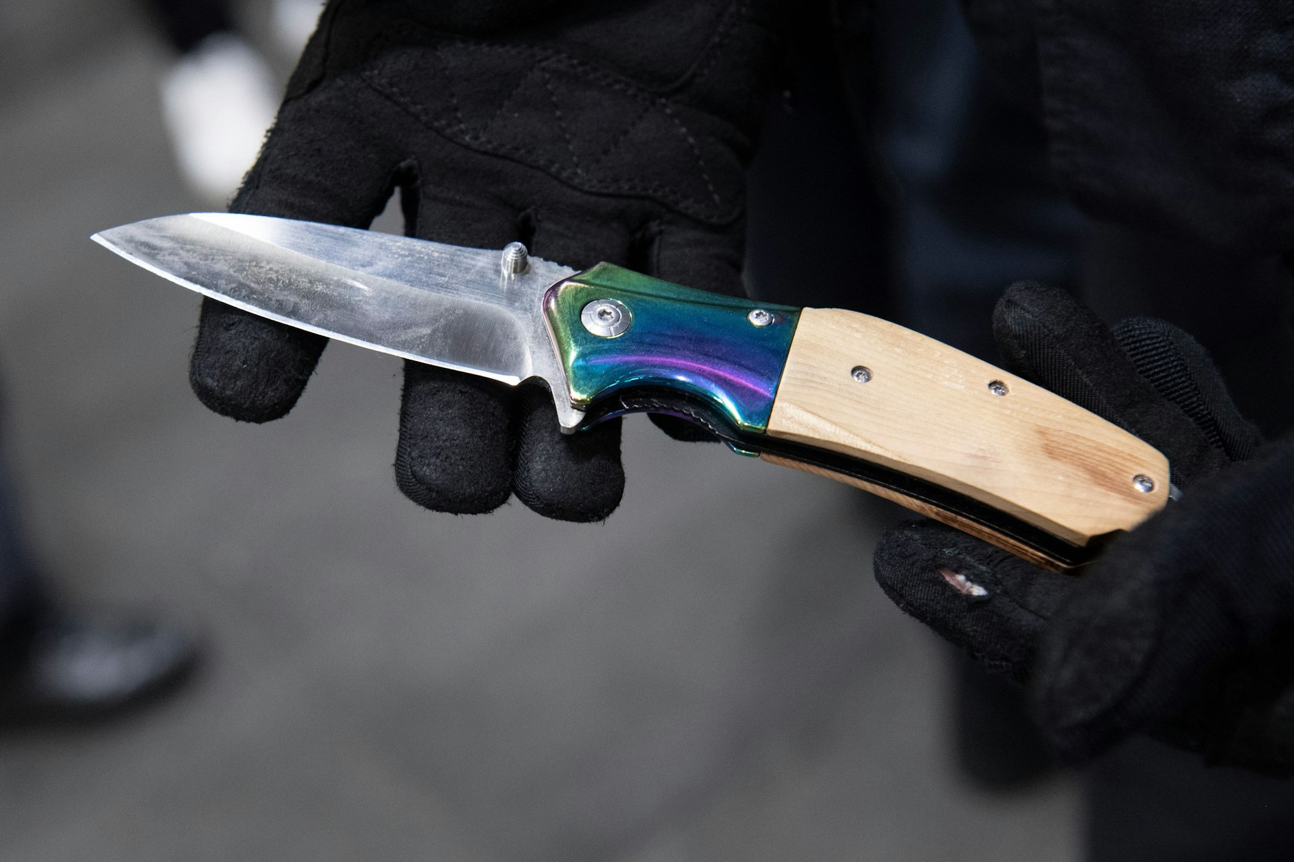 Ein Polizist zeigt ein sichergestelltes Messer.