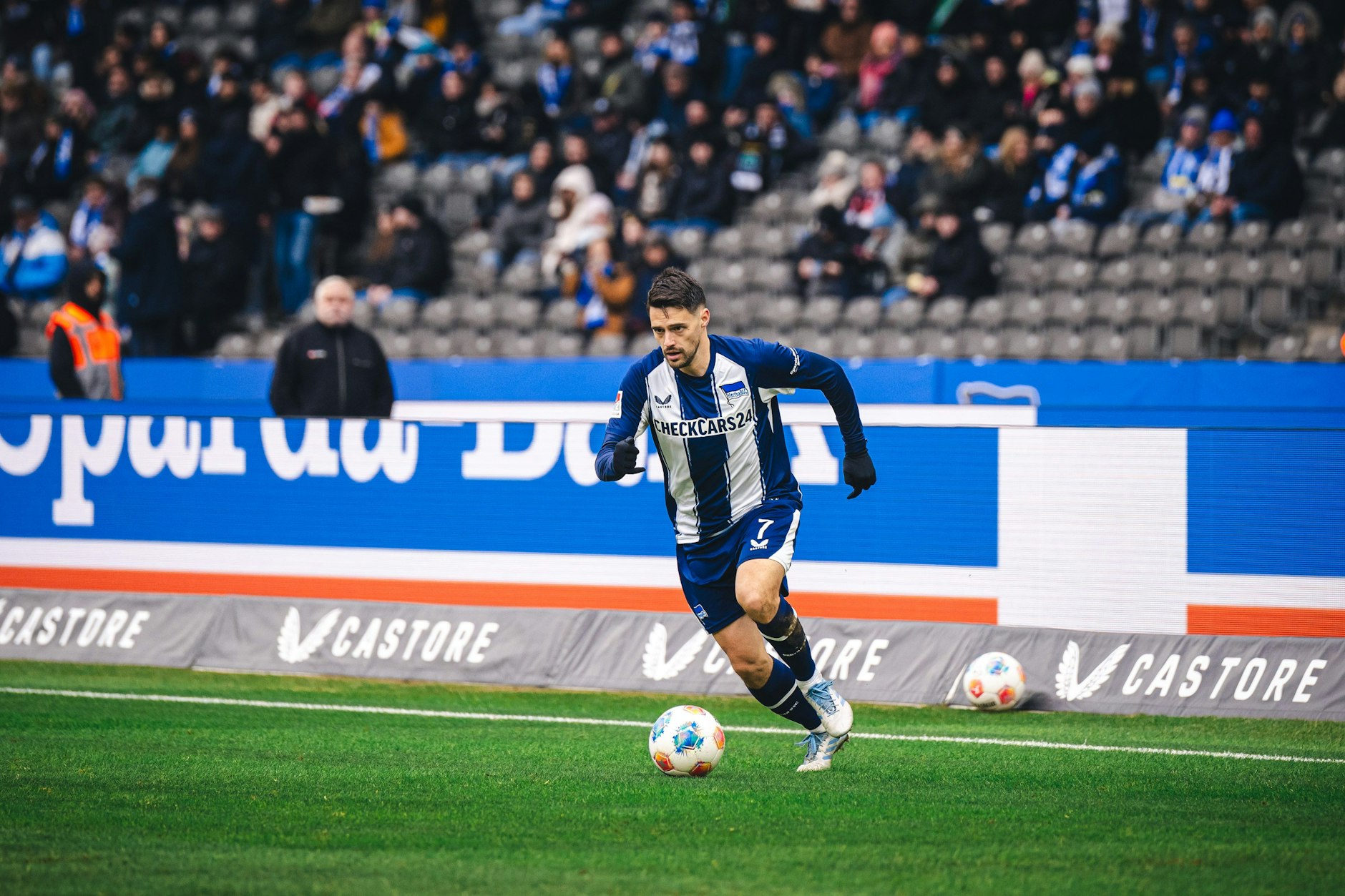 Josip Brekalo von Hertha BSC sprintet mit dem Ball während des Spiels zwischen Hertha BSC und Hannover 96.