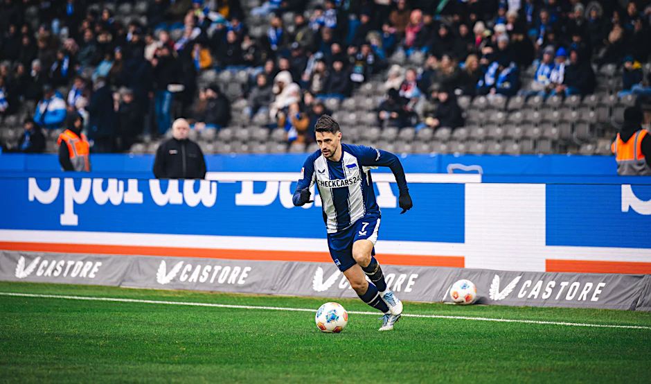 Josip Brekalo von Hertha BSC sprintet mit dem Ball während des Spiels zwischen Hertha BSC und Hannover 96.
