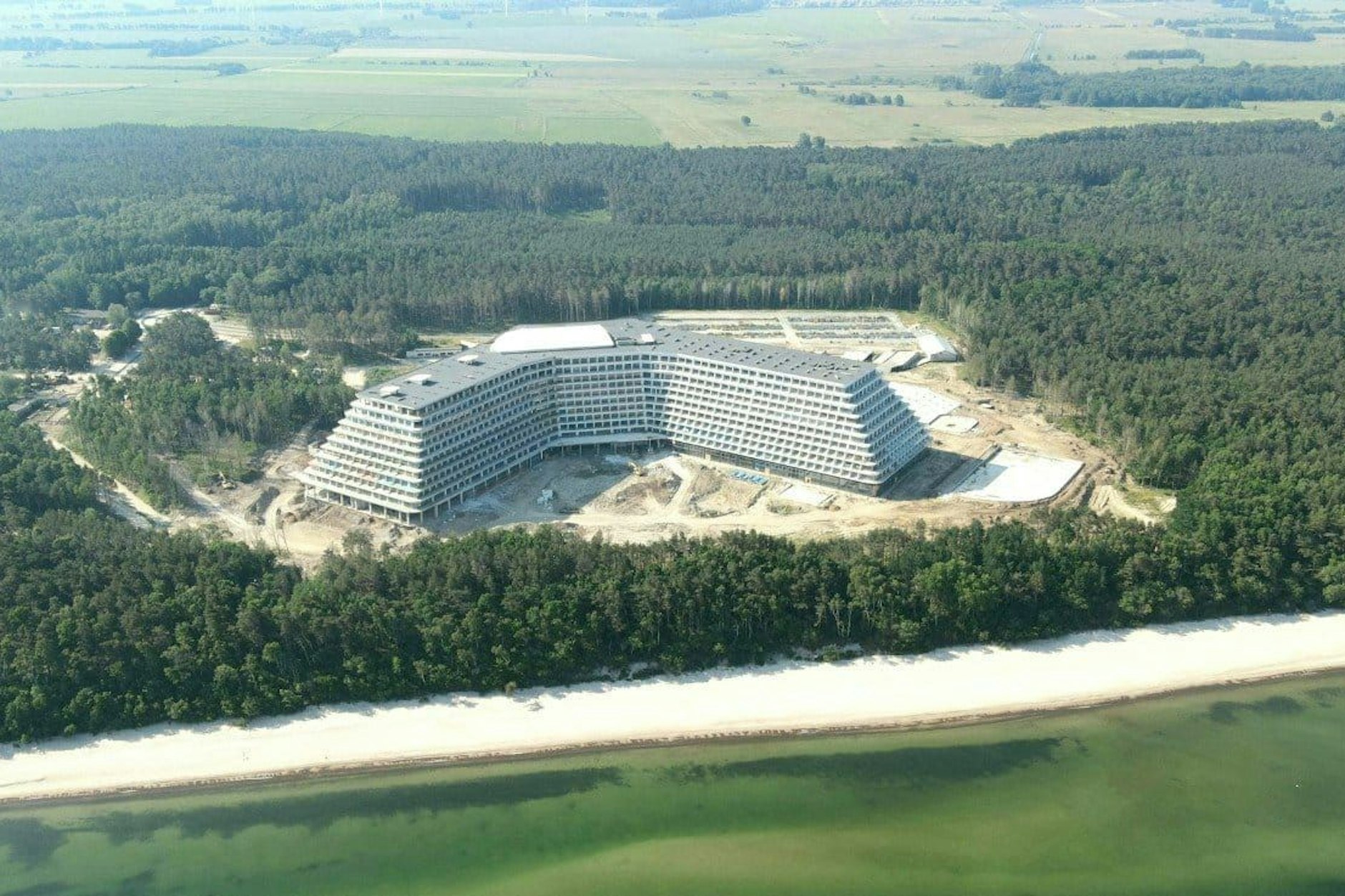 Direkt am weißen Ostseestrand: Der Blick auf das neue Hotel mit 1200 Zimmern.