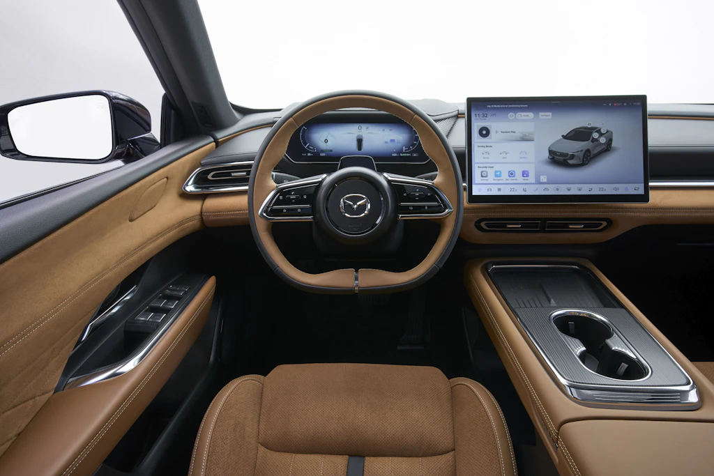 In der „Takumi Plus“-Variante sorgt Velourleder-Imitat für eine edle Anmutung. Der 14,6 Zoll große Bildschirm in der Mitte des Armaturenbretts ist die Steuerzentrale  für den Mazda6e.