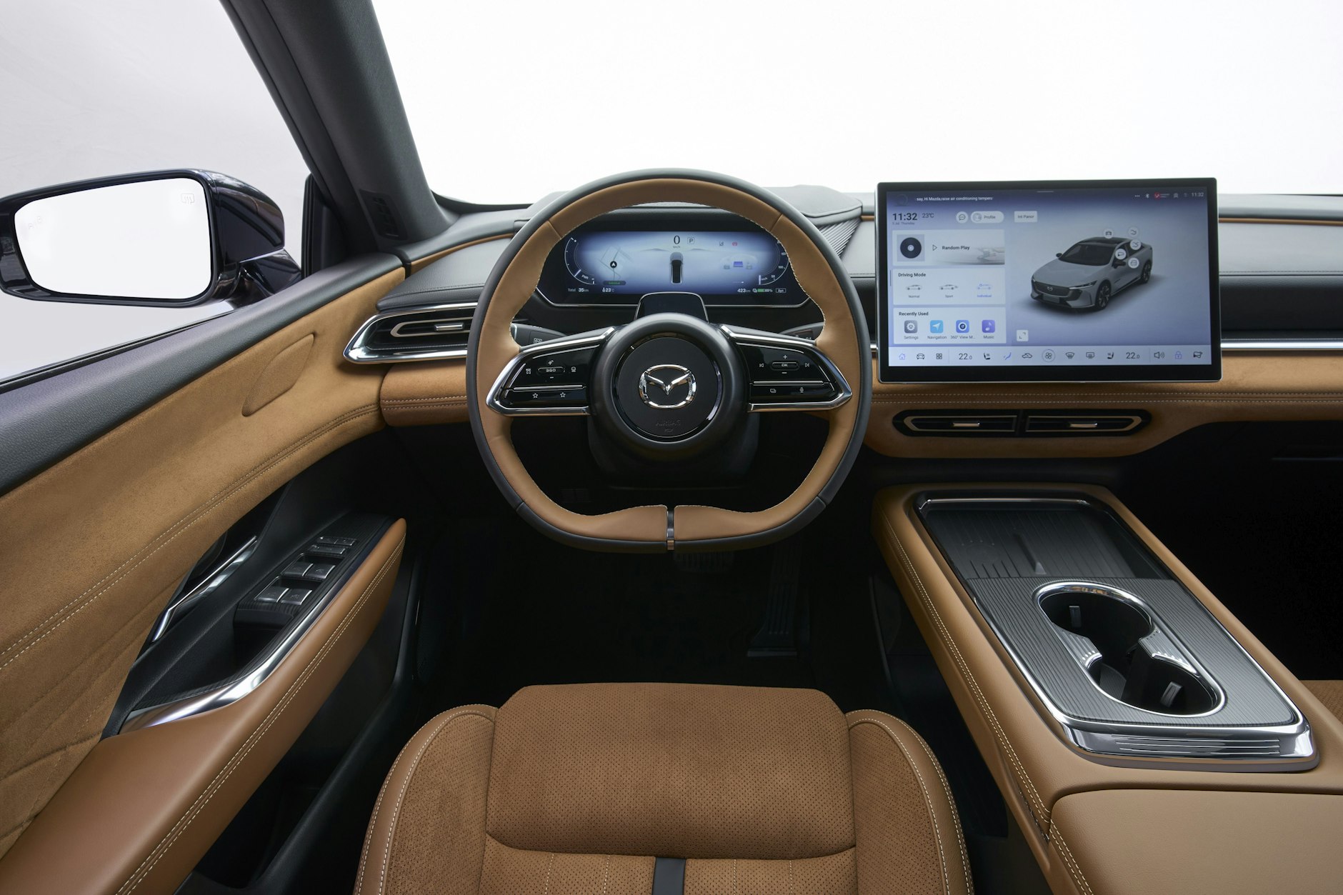 In der „Takumi Plus“-Variante sorgt Velourleder-Imitat für eine edle Anmutung. Der 14,6 Zoll große Bildschirm in der Mitte des Armaturenbretts ist die Steuerzentrale für den Mazda6e.