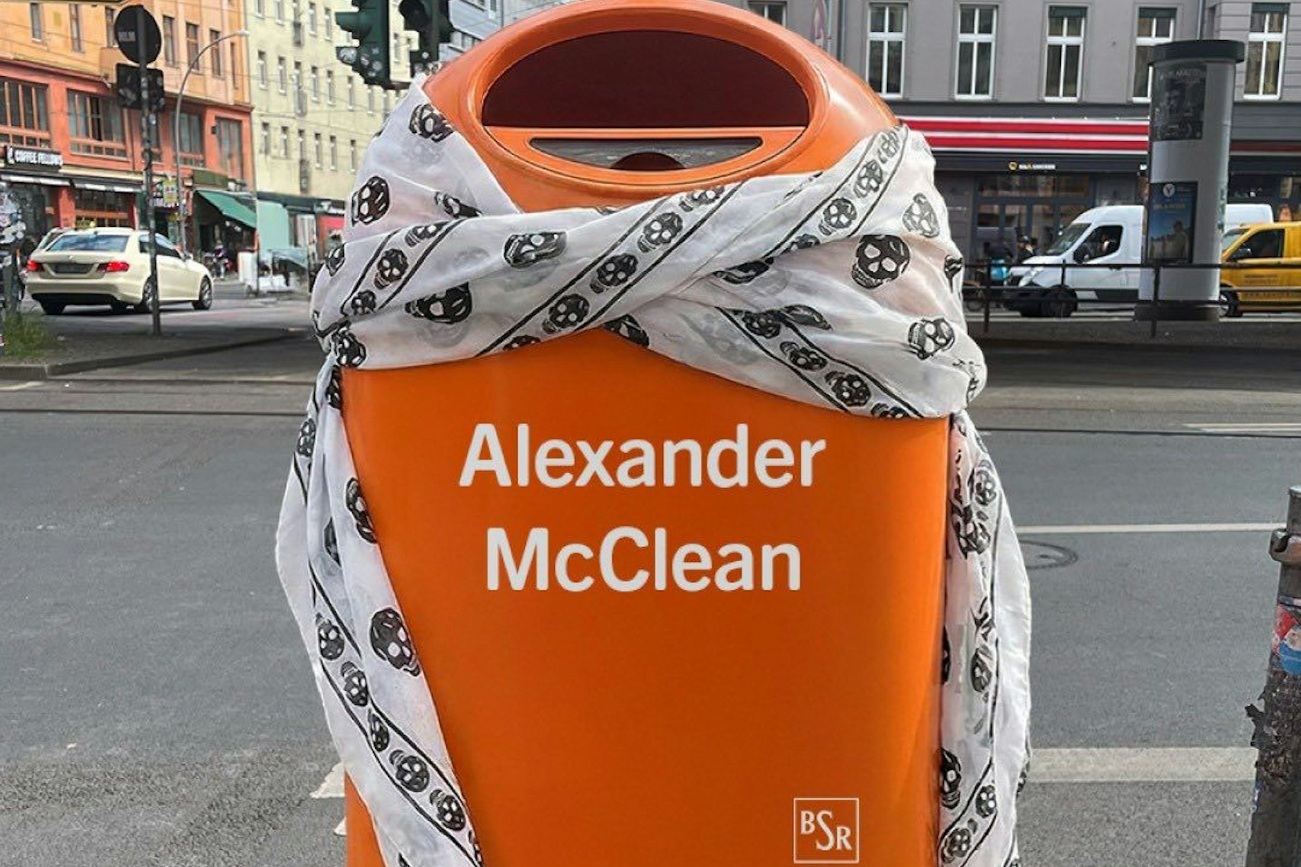 Schick mit Halstuch - der Mülleimer Alexander McClean als Hommage an Alexander McQueen.