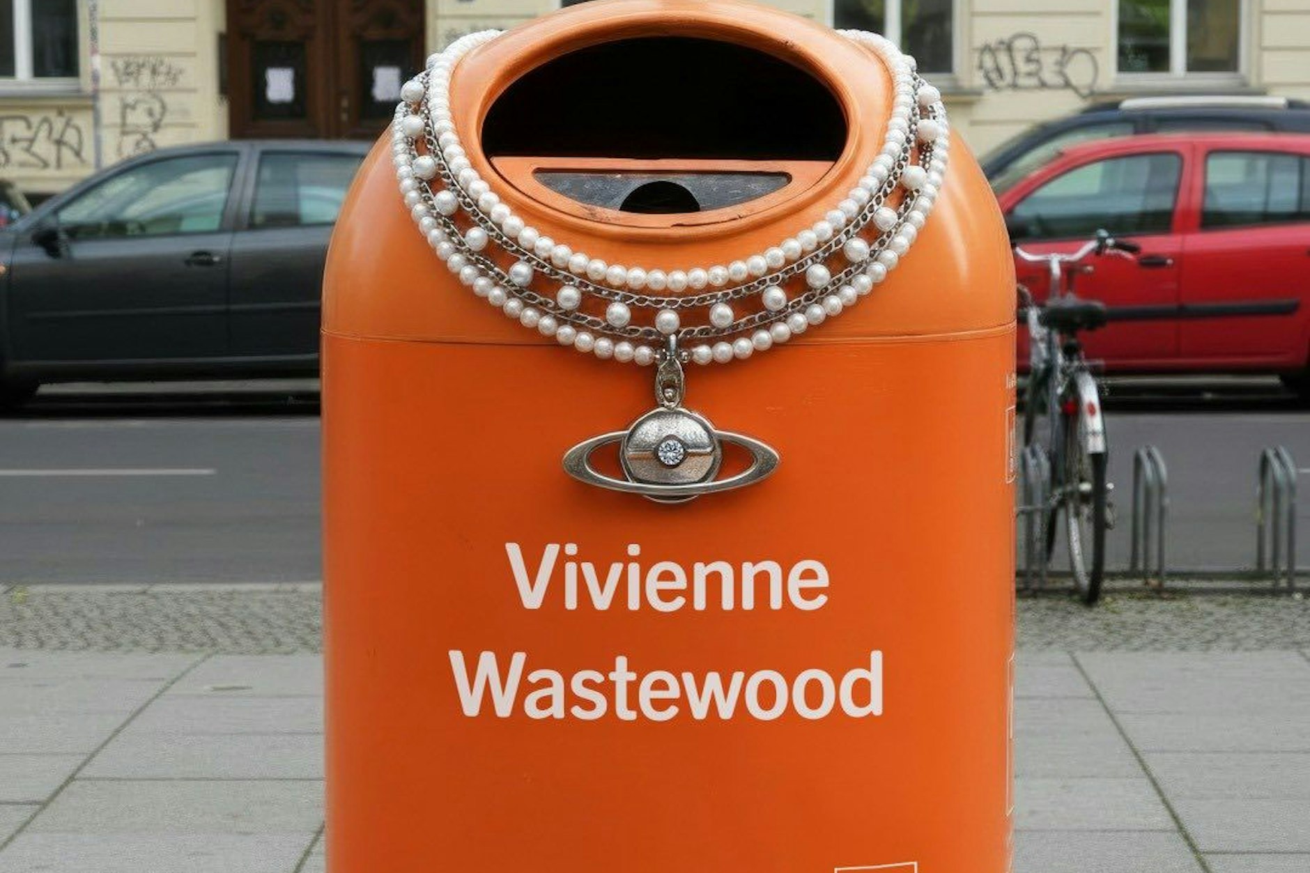 Aus West wird Waste (dt. Abfall) – der Eimer Vivienne Wastewood bekam fürs Foto eine Kette umgelegt.
