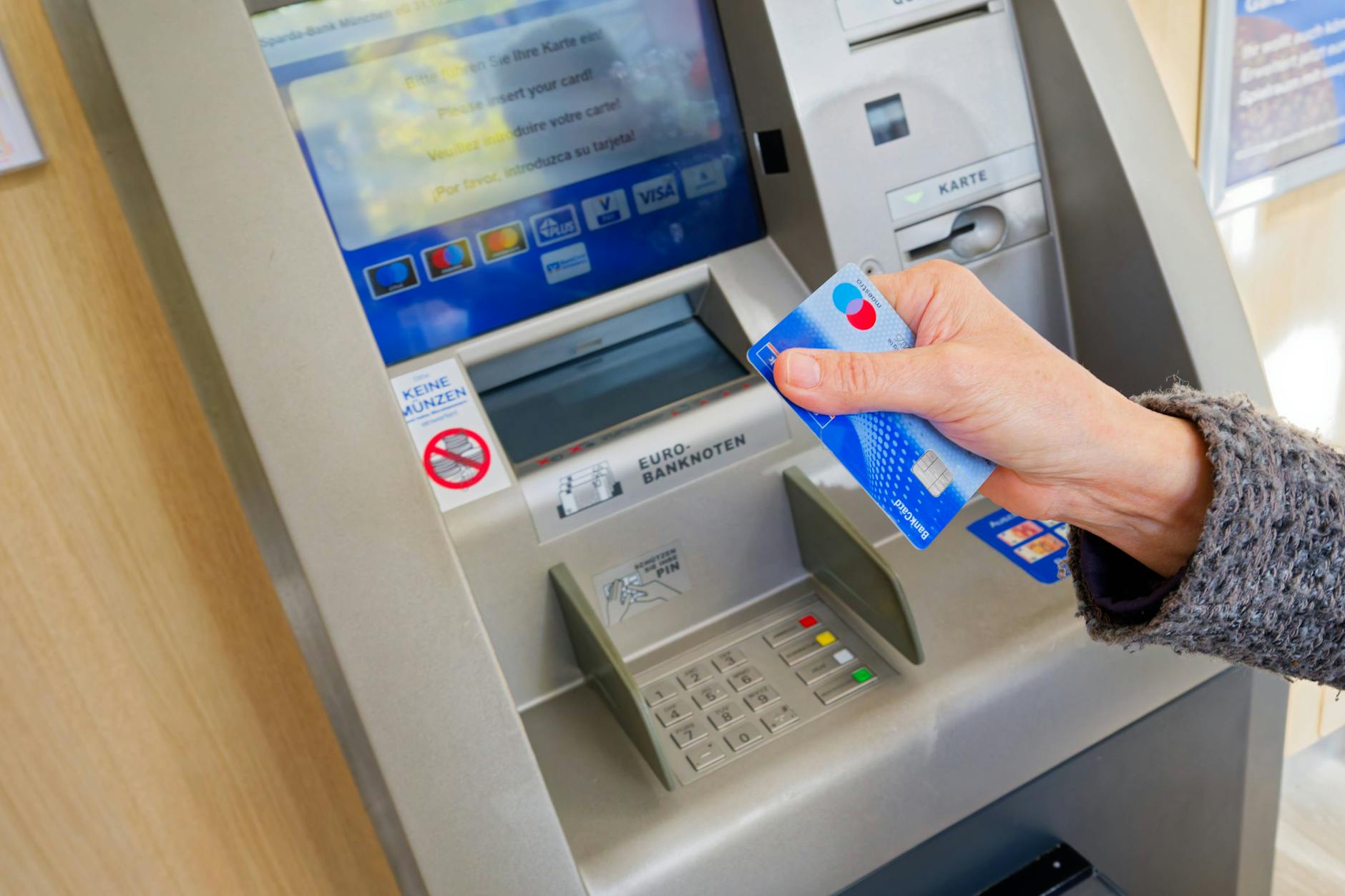 Jeder muss mal zum Geldautomaten. Ein einfacher Handgriff kann hier vor massivem Betrug mit der Bankkarte schützen.