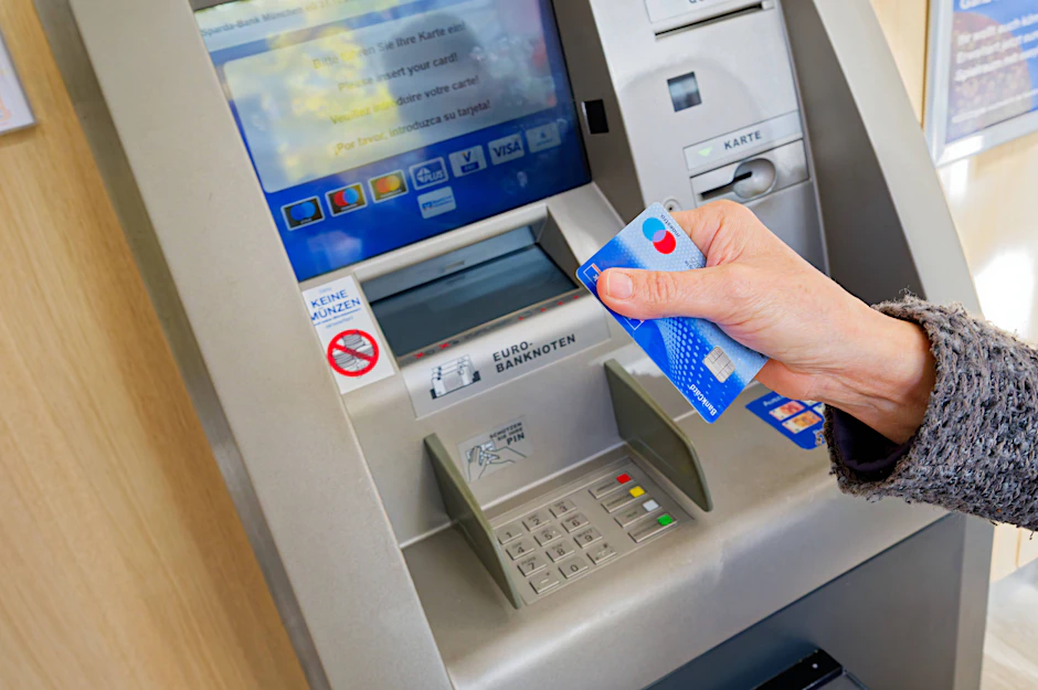 Jeder muss mal zum Geldautomaten. Ein einfacher Handgriff kann hier vor massivem Betrug mit der Bankkarte schützen.