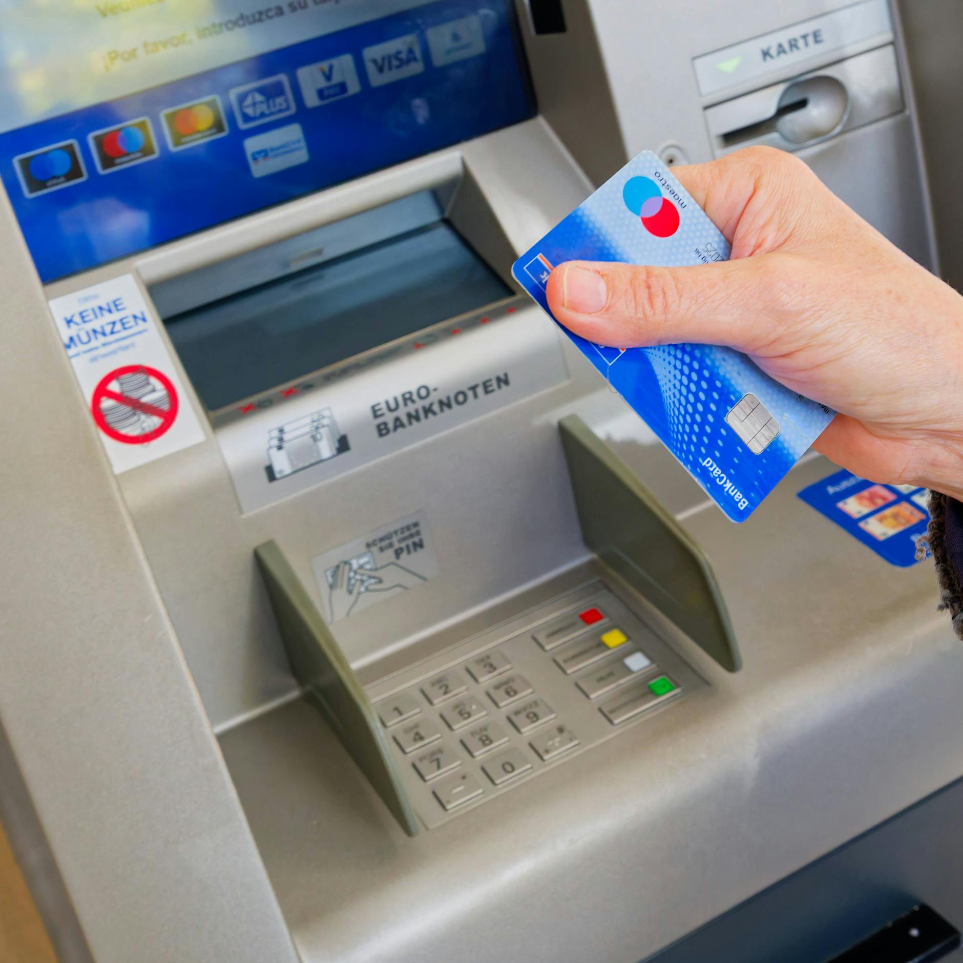Handgriff rettet Sie am Geldautomaten vor Betrug mit der Bankkarte