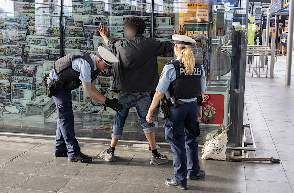 Beamte kontrollieren am Bahnhof Ostkreuz, ob ein Mann eine Waffe bei sich trägt.