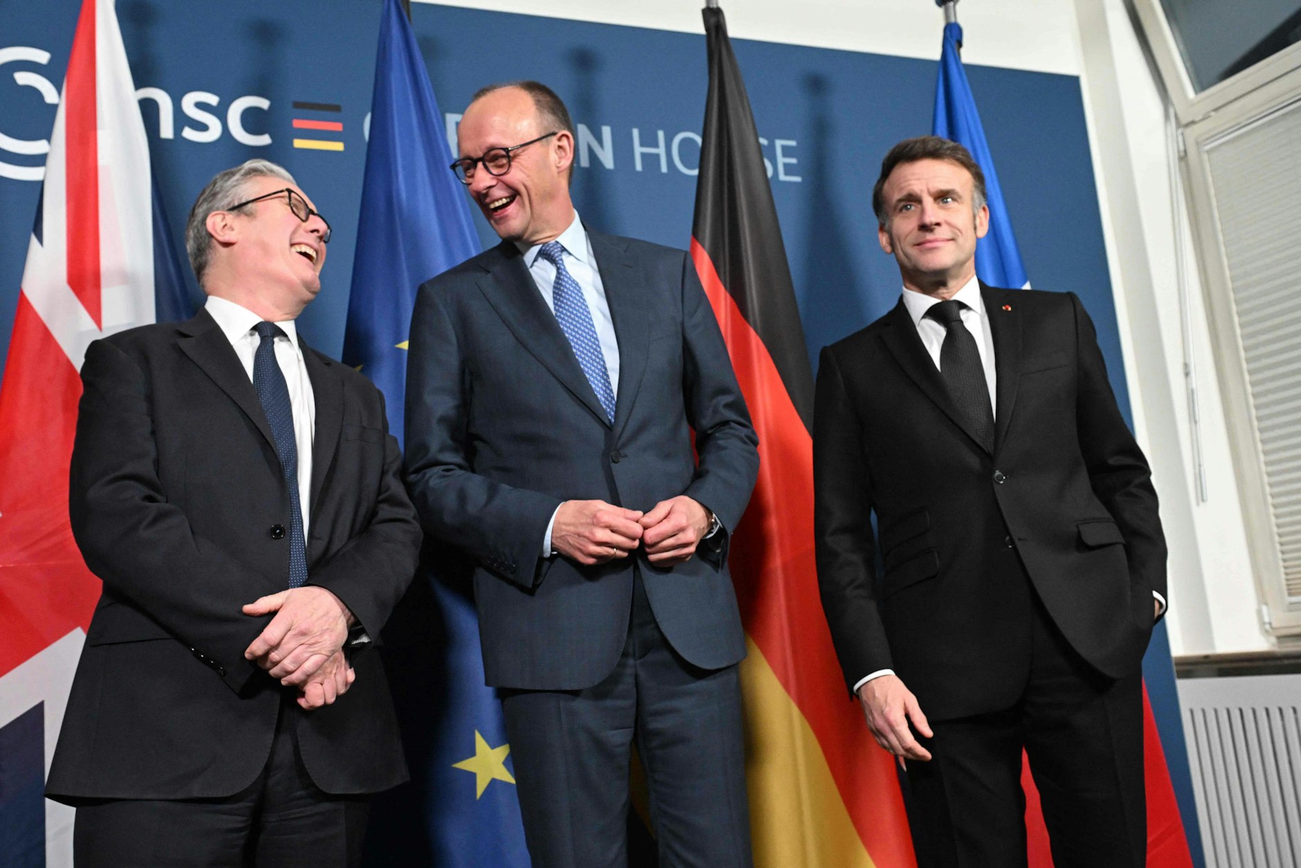 Zwei lachen, einer bleibt ernst: Friedrich Merz und Keir Starmer zeigen Nähe, während Emmanuel Macron isoliert wirkt.