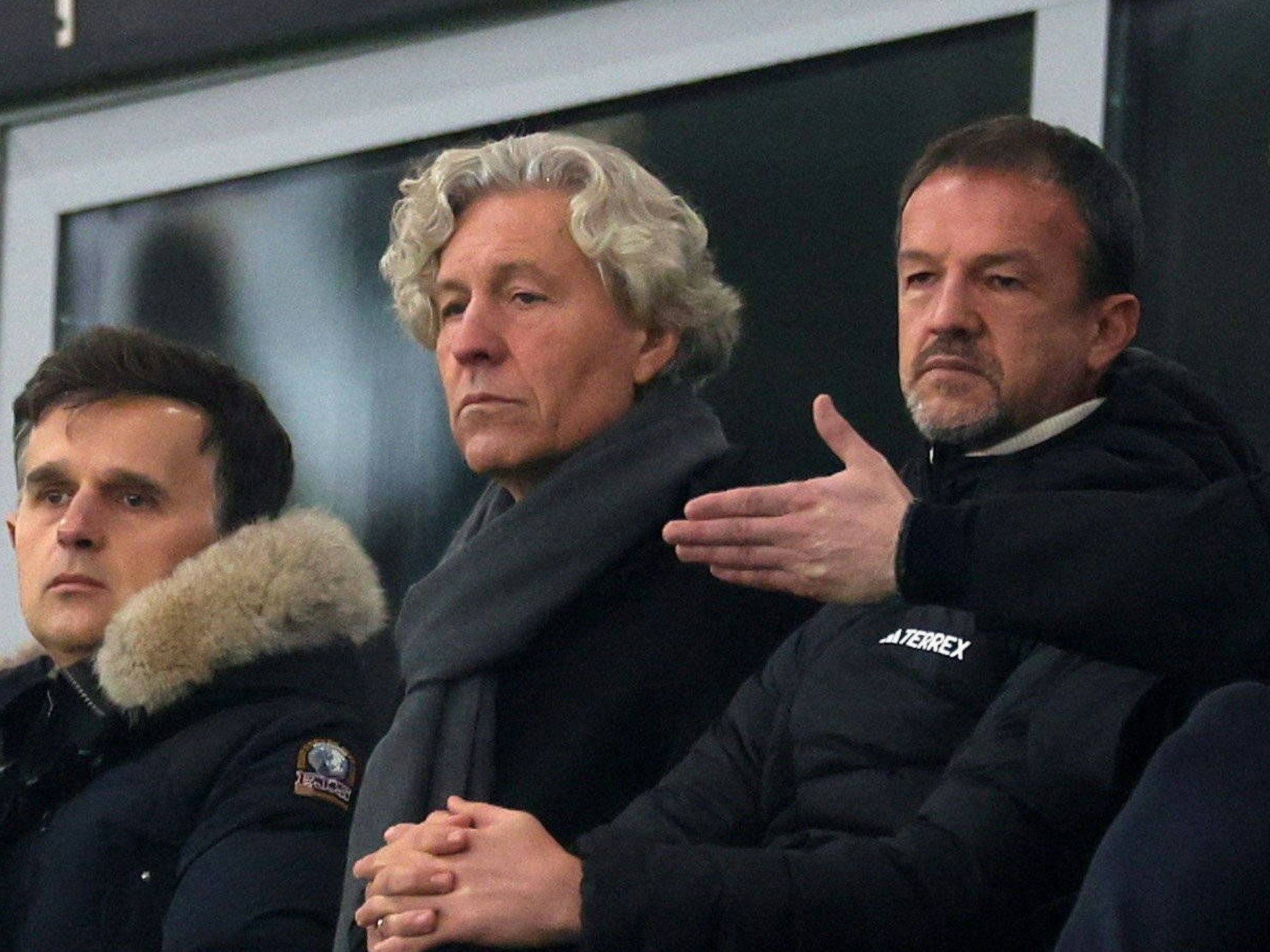 Fredi Bobic auf der Legia-Stadiontribüne neben dem Klub-Besitzer Dariusz Mioduski.