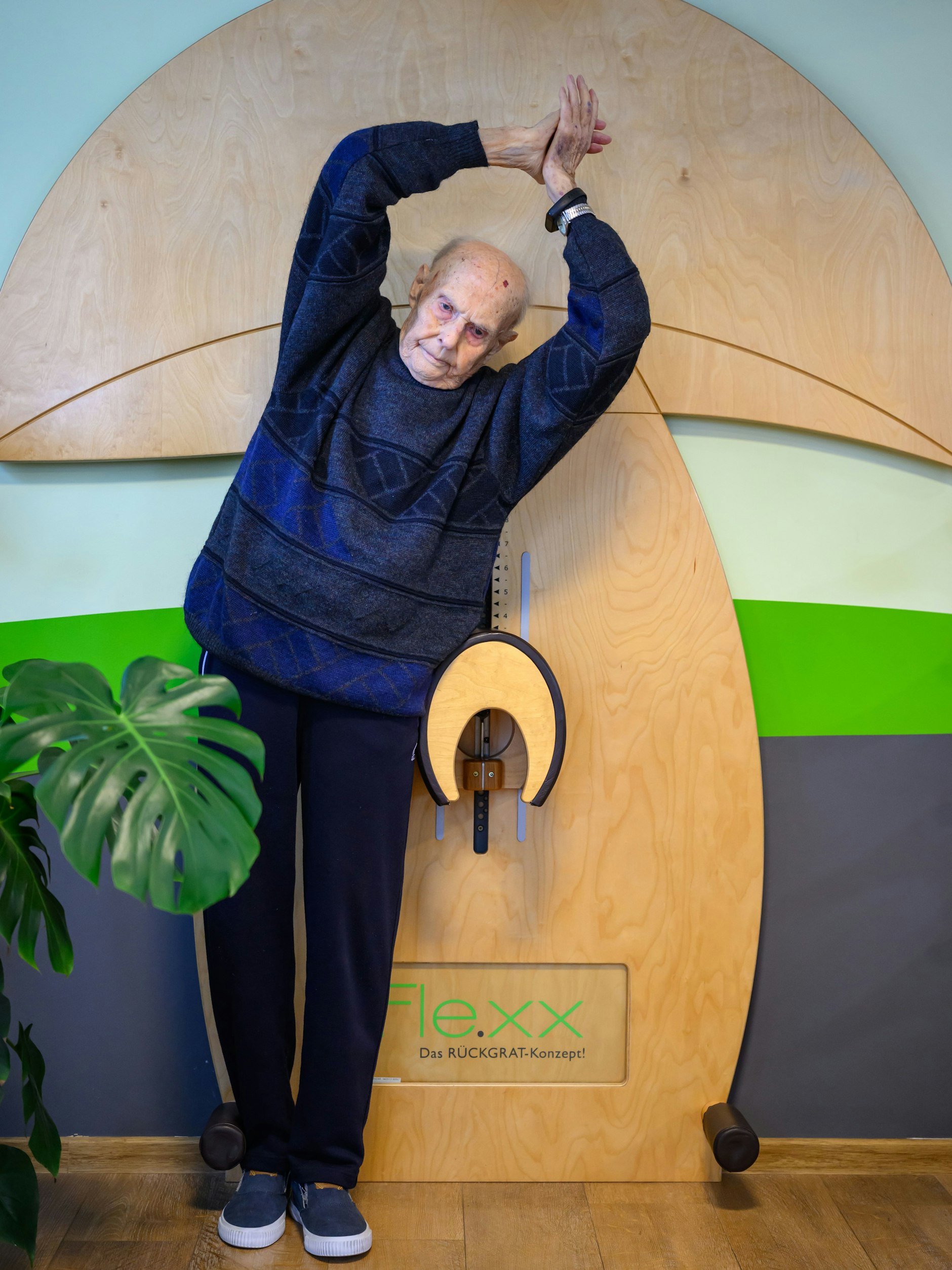 100 Jahre alt, aber die Beweglichkeit im Rücken stimmt. Der 100-jährige Rudolf Götz trainiert regelmäßig im Fitnessstudio.