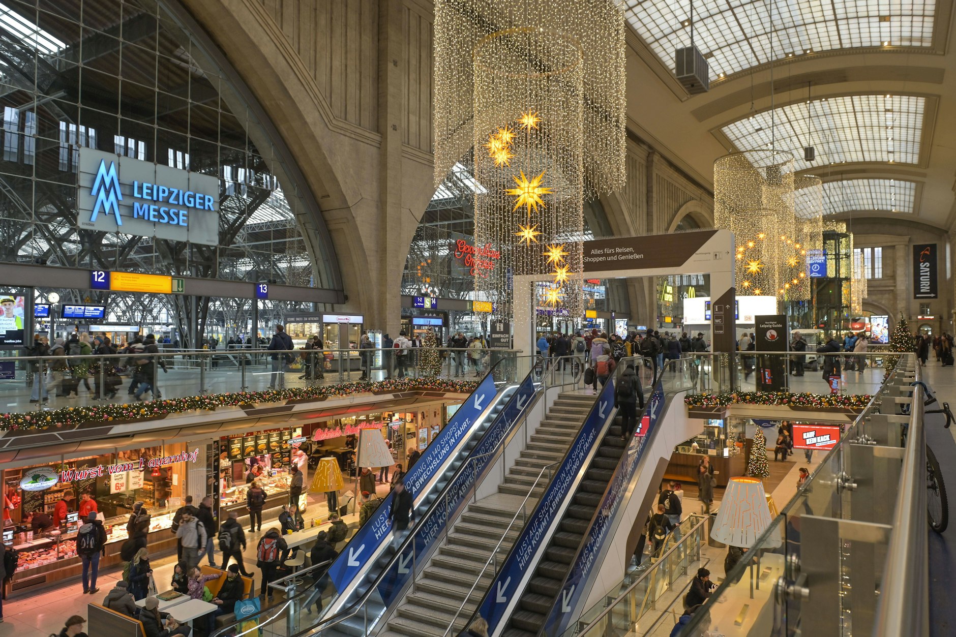 Die Einkaufs-Promenaden im Leipziger Hauptbahnhof, die Station ist der gefährlichste Bahnhof in Deutschland.