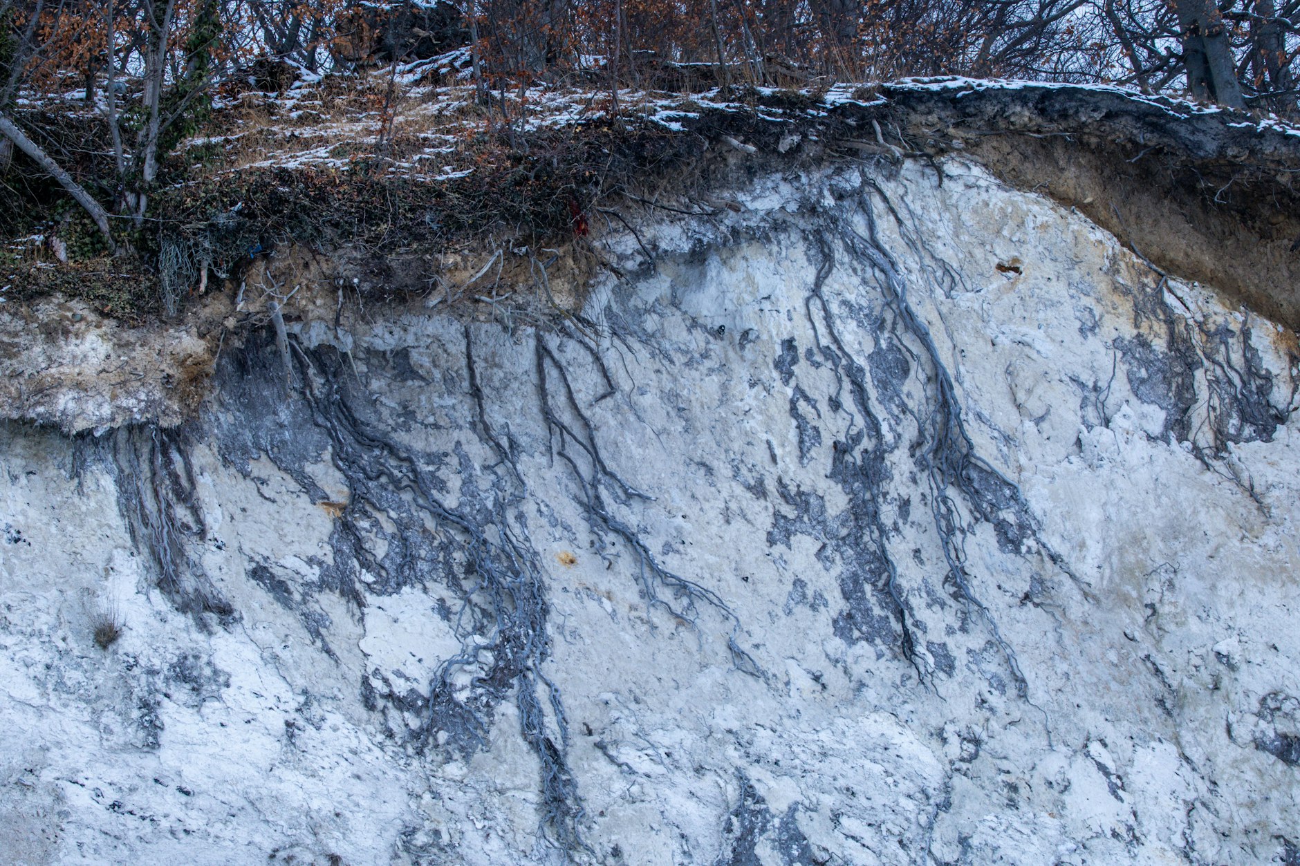 Kälte und Feuchtigkeit lassen die Steilküste gerade jetzt gefährlich bröckeln.