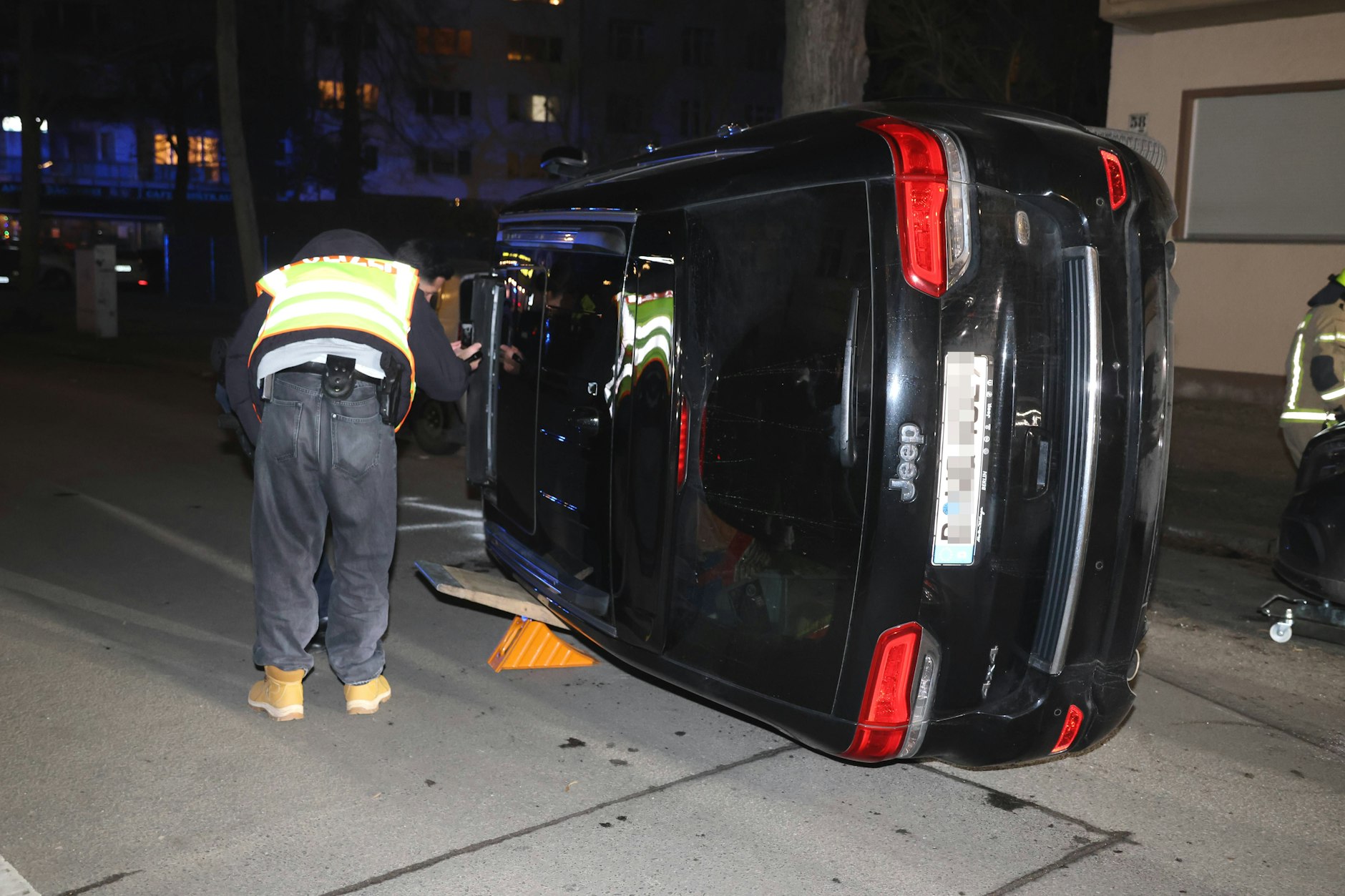 Der Jeep kam nach dem Unfall auf der Seite zum Stehen.