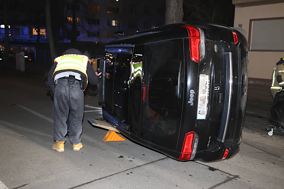 Der Jeep kam nach dem Unfall auf der Seite zum Stehen.