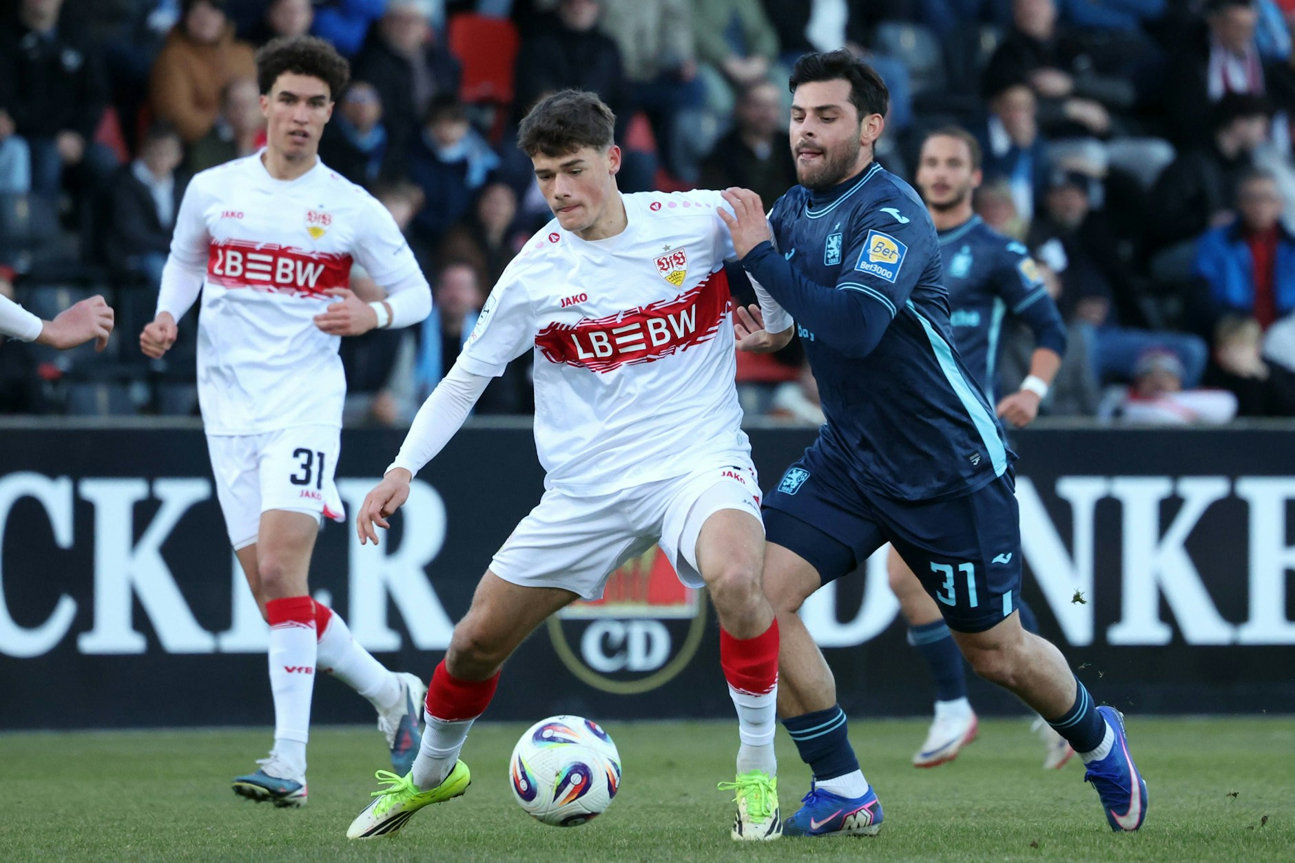Dritte Liga und Stuttgart II statt Bundesliga und Duelle mit der ersten Mannschaft des VfB ist seit dieser Saison die neue Realität für Kevin Volland (r.).
