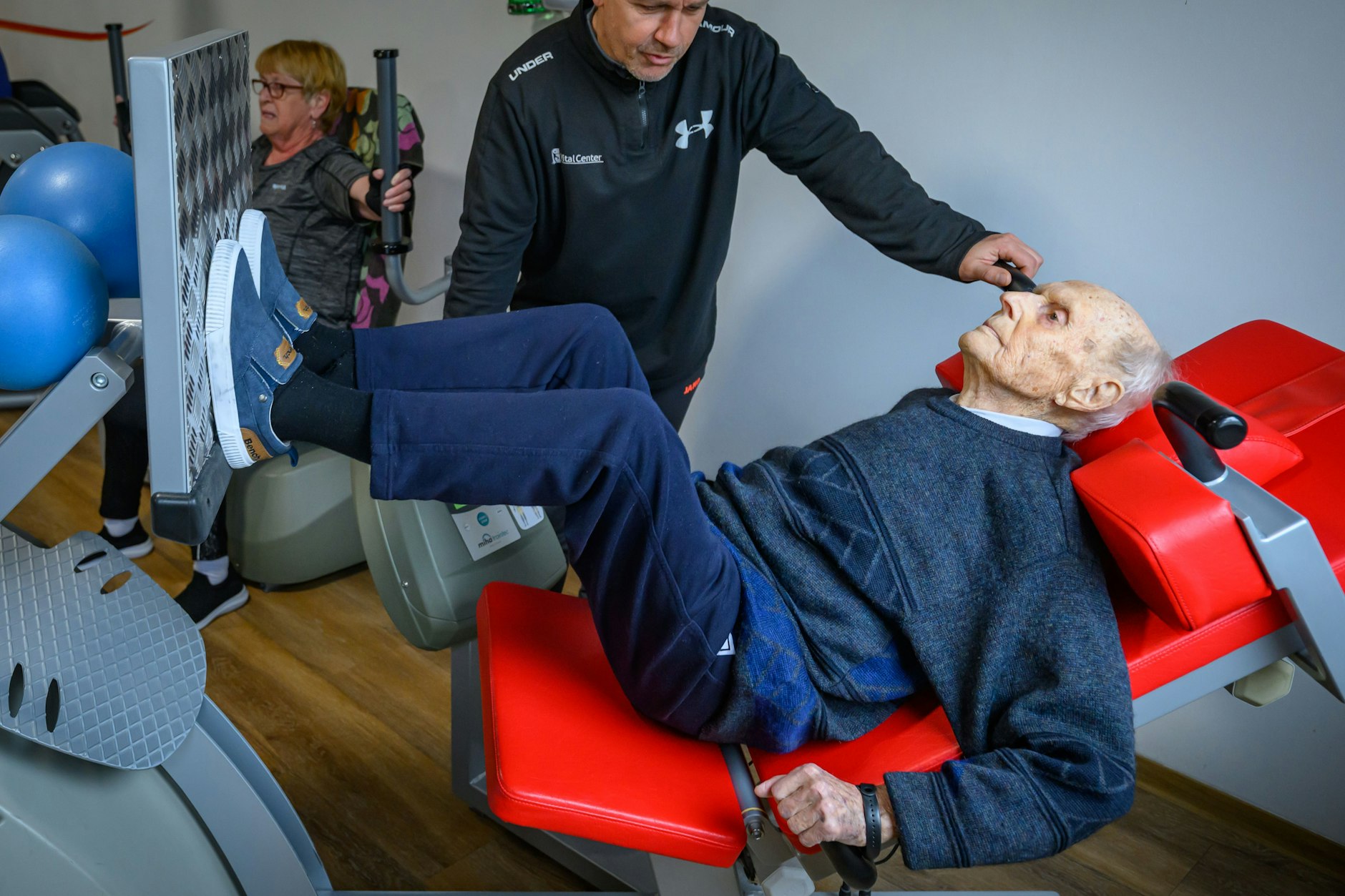 Der 100-jährige Rudolf Götz trainiert im Vitalcenter Fürstenwalde mit Marc Baldow, Trainer und Fitnessstudio-Inhaber. Mühelos bewegt Götz die Gewichte am Bauchtrainer hoch und runter.