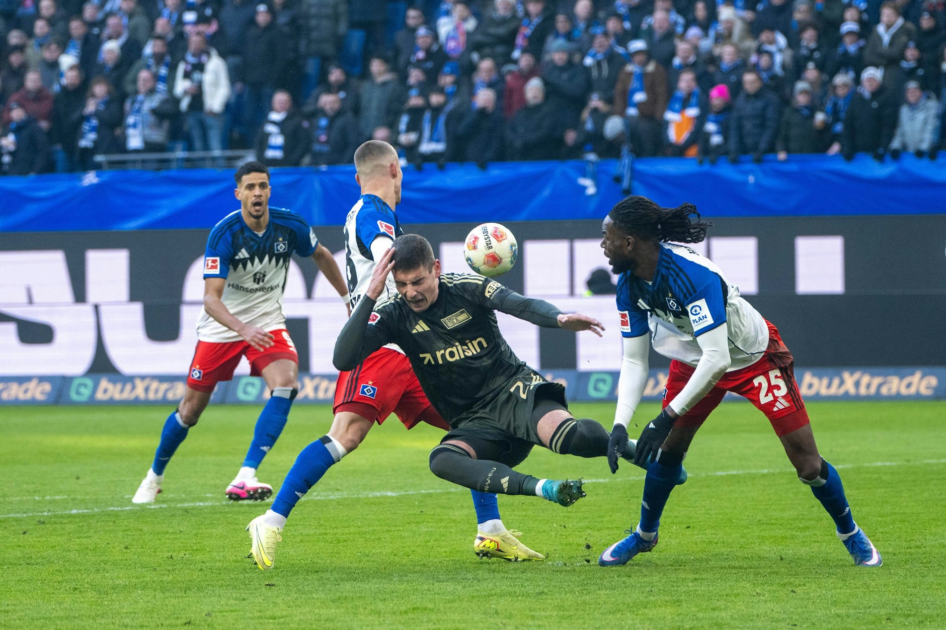 HSV-Verteidiger Jordan Torunarigha foult Union-Stürmer Andrej Ilic im Strafraum. Einen Elfmeter gab es in Hamburg nicht.