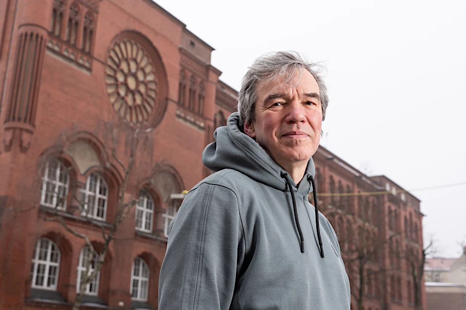 Der Autor Michael Wildenhain in Berlin-Schöneberg am 6. Februar 2026.