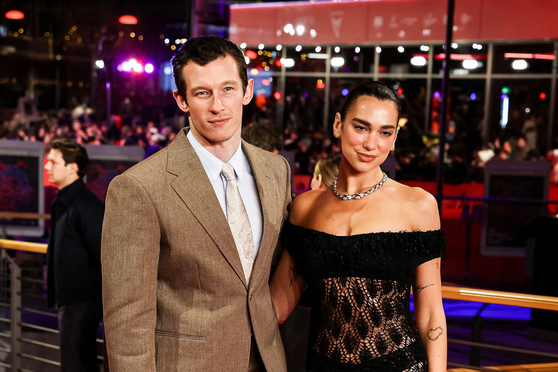 Überraschend begleitete Dua Lipa ihren Verlobten Callum Turner bei der Berlinale.