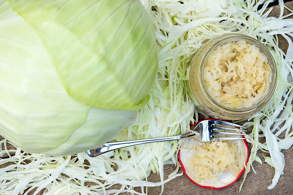 Auch fermentierte Lebensmittel wie Sauerkraut enthalten Alkohol.