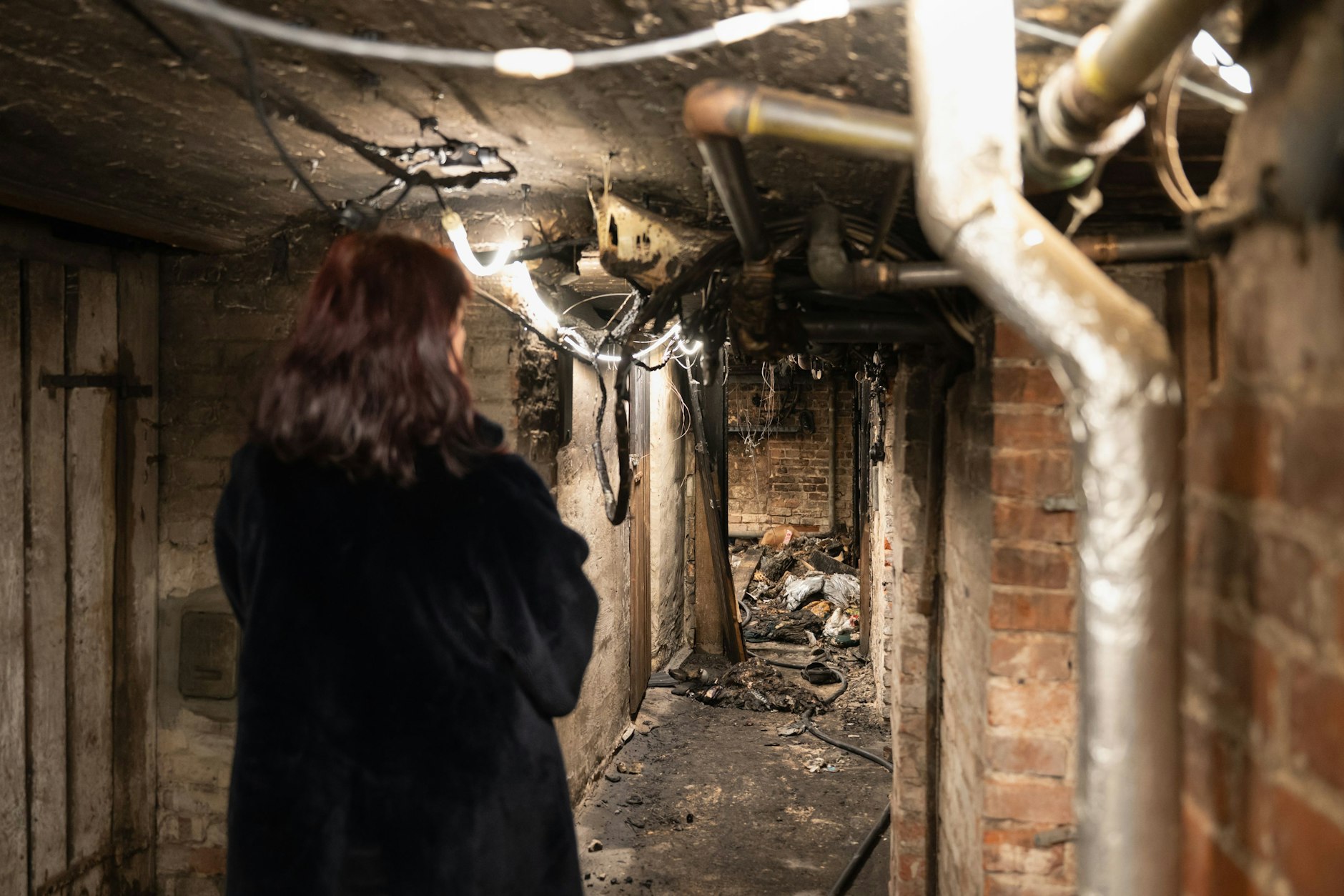 „Irgendwas ist hier faul“ – eine Bewohnerin begutachtet den Brandort im Keller.