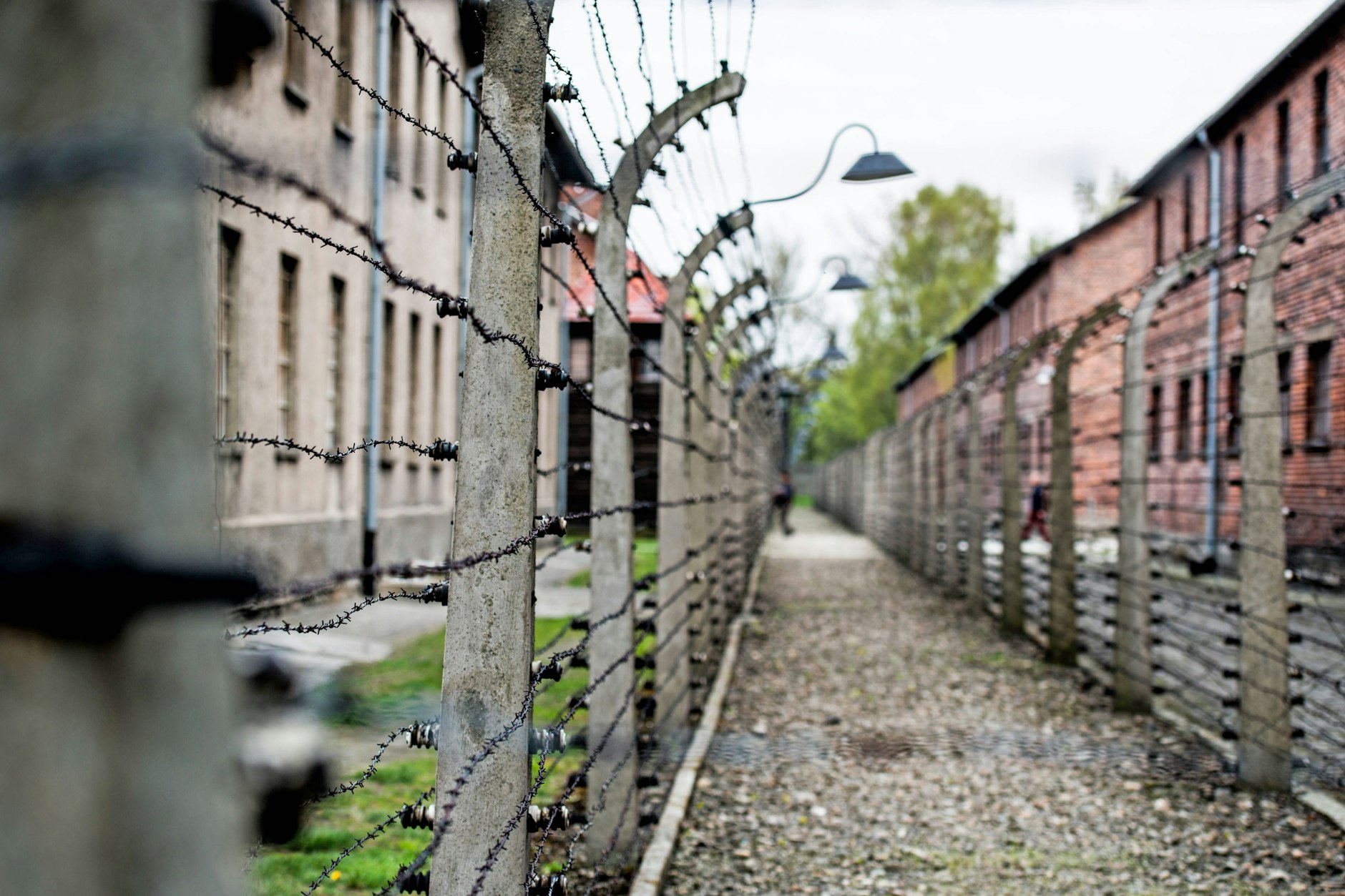 Elektrische Zäune im ehemaligen Konzentrationslager in Auschwitz. Die Postbank hat vier Berliner Vereinen der Vereinigung der Verfolgten des Naziregimes/Bund der Antifaschistinnen (VVN‑BdA) die Konten gekündigt.