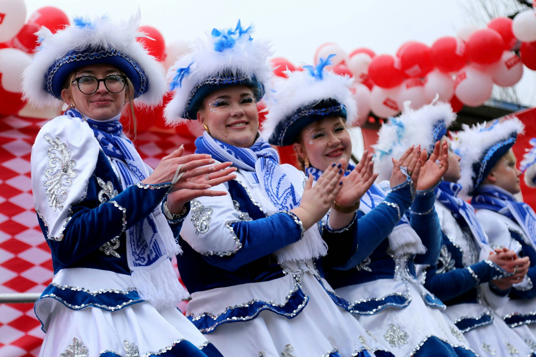 Der Zug der fröhlichen Leute vor einer Woche in Cottbus. 