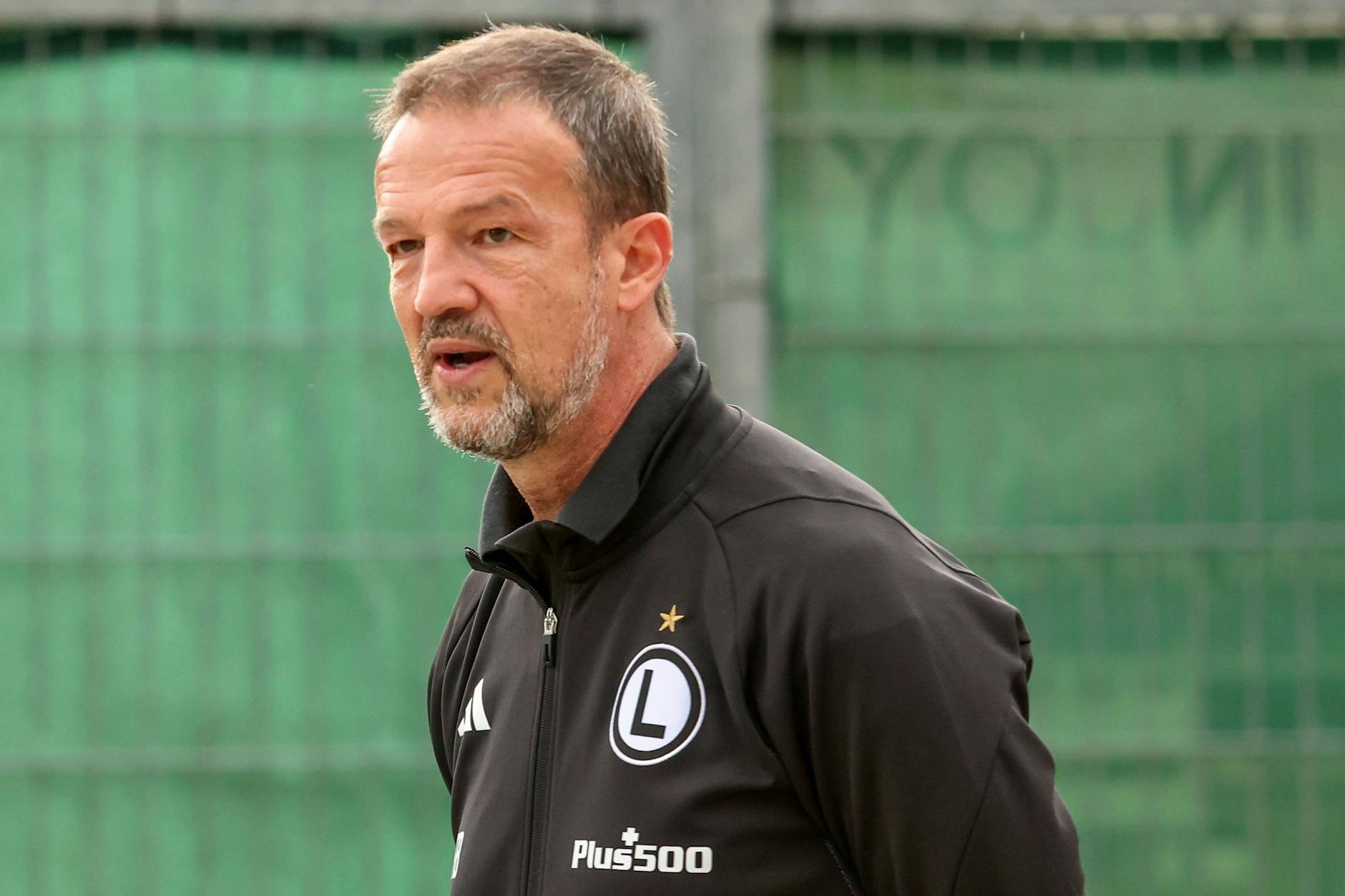 Fredi Bobic ist seit April 2025 Fußball-Boss beim polnischen Rekordmeister Legia Warschau. Zehn Monate später steckt der Klub im Abstiegskampf.