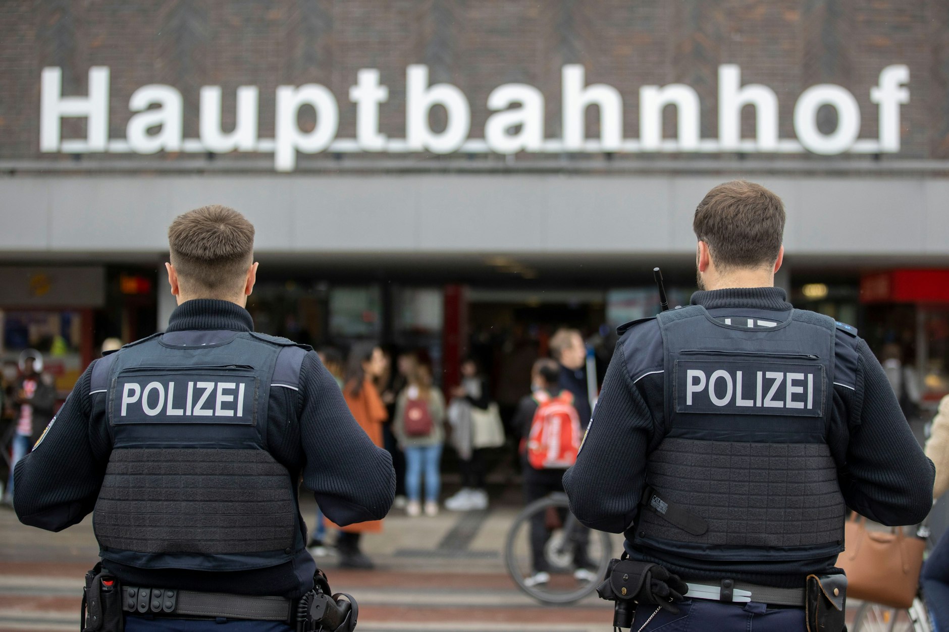 Polizisten der Bundespolizei sind an Bahnhöfen immer wieder wegen Gewalttaten im Einsatz.