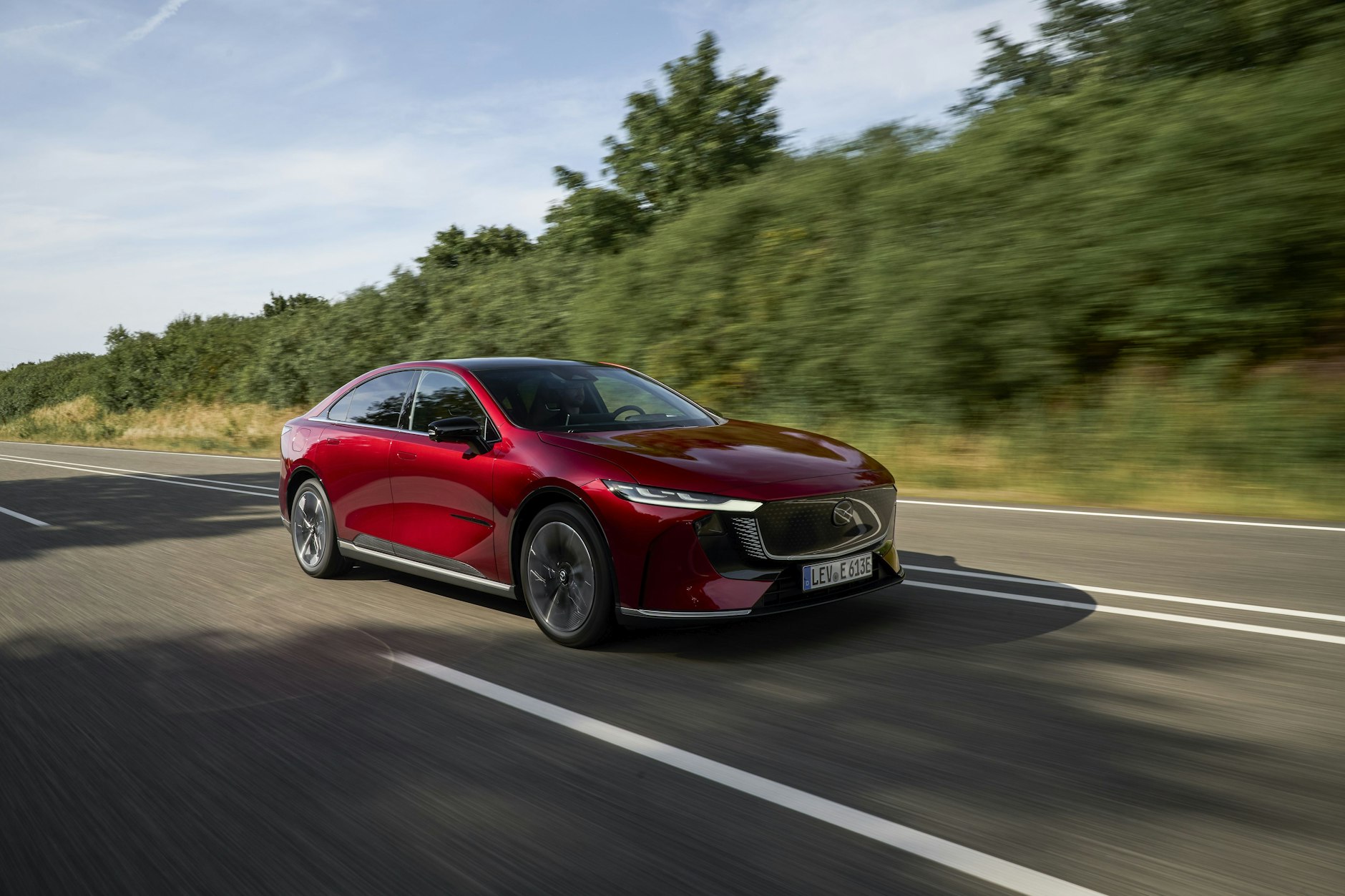 Flach und langgezogen: Der Mazda6e EV hat einen leganten Auftritt. Die Türgriffe schließen bündig mit der Karosserie ab und fahren nur heraus, wenn man sich mit dem Schlüssel in der Tasche dem Auto nähert.