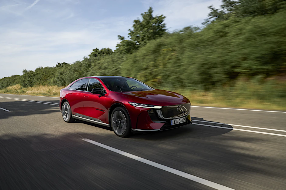 Flach und langgezogen: Der Mazda6e EV hat einen leganten Auftritt. Die Türgriffe schließen bündig mit der Karosserie ab und fahren nur heraus, wenn man sich mit dem Schlüssel in der Tasche dem Auto nähert.                           