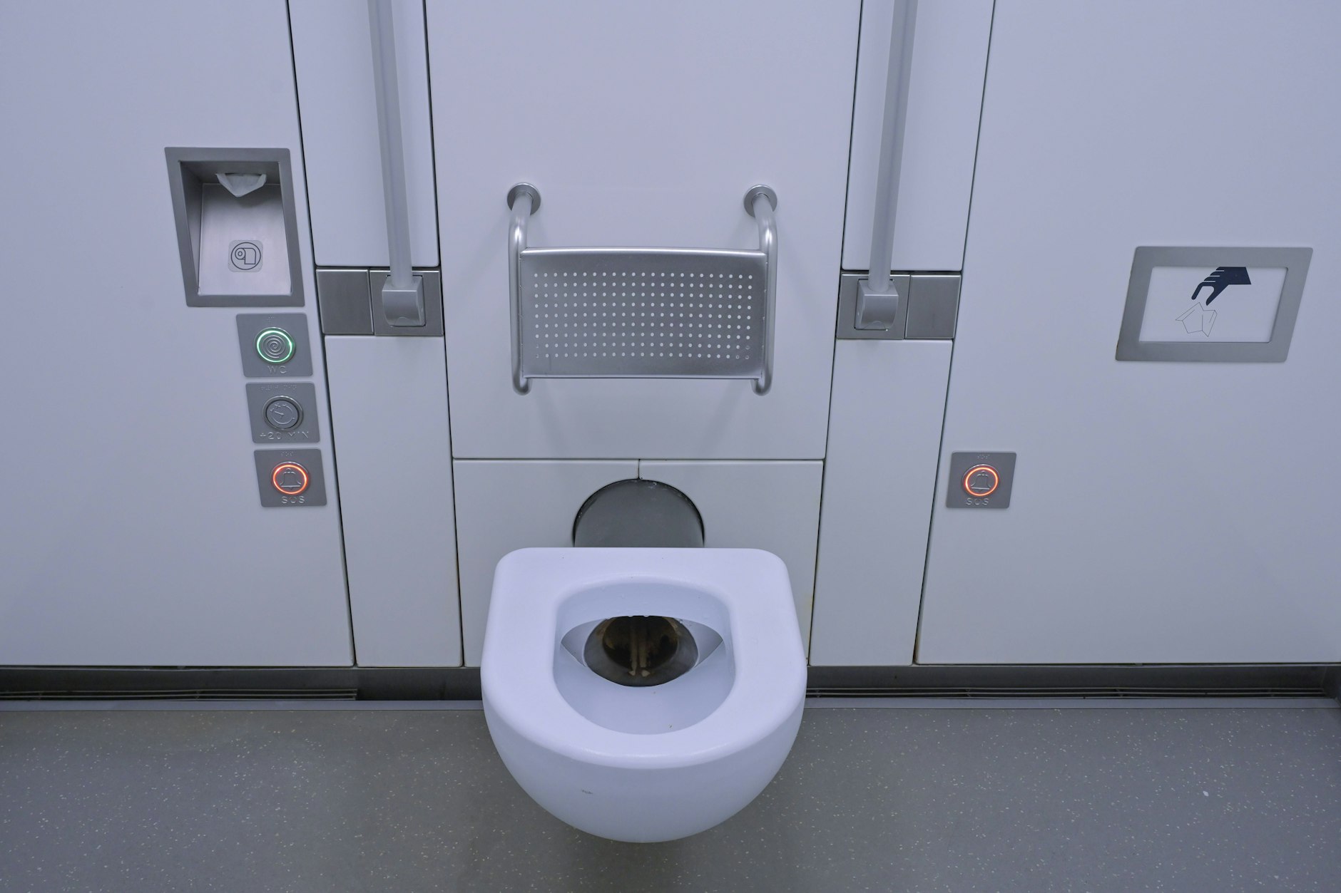 Eine öffentliche Toilette in Berlin ist nicht immer ein sicherer Ort.