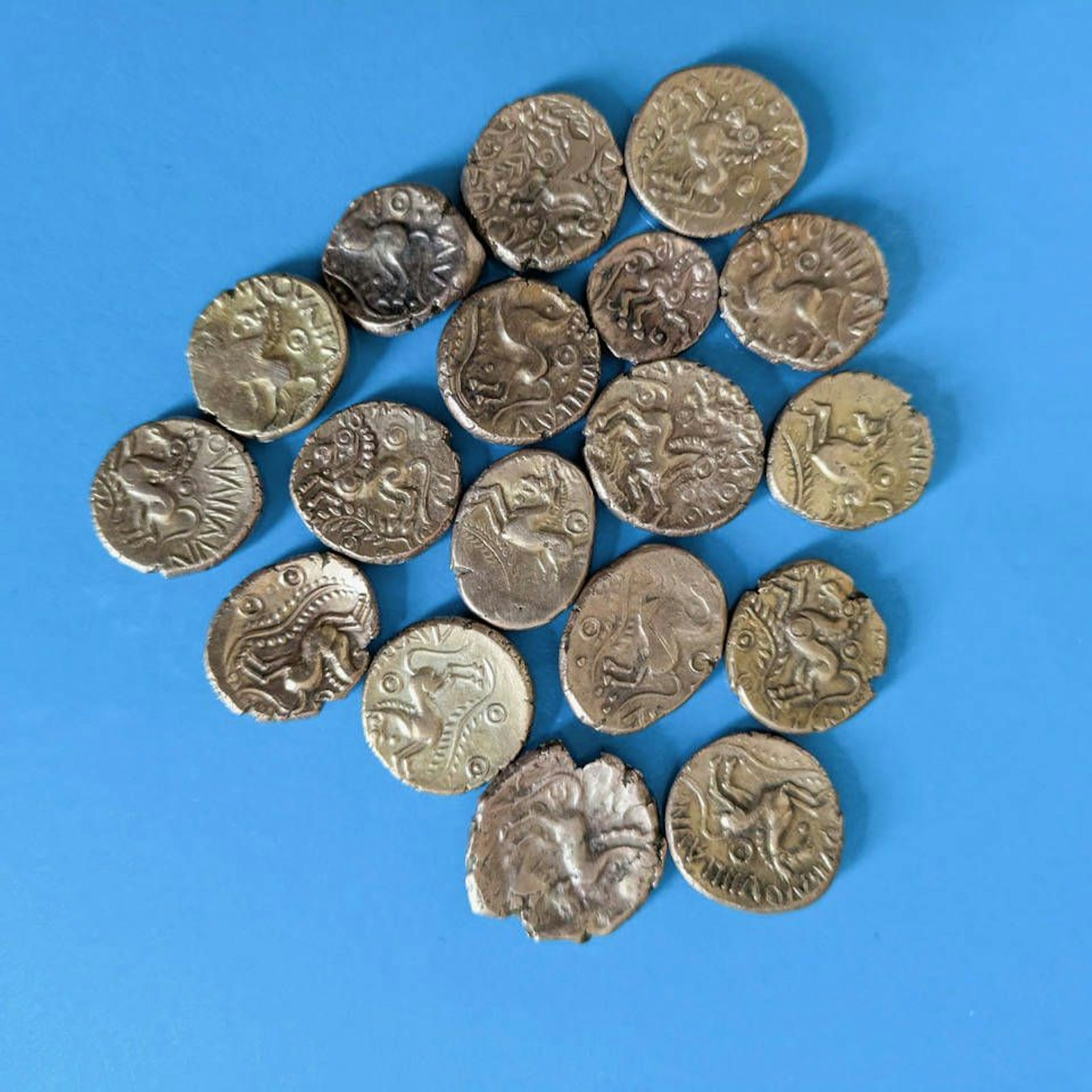 Die Münzen sollen Anfang März versteigert werden, sollen voraussichtlich 25.000 Pfund einbringen – das wären etwas weniger als 29.000 Euro.