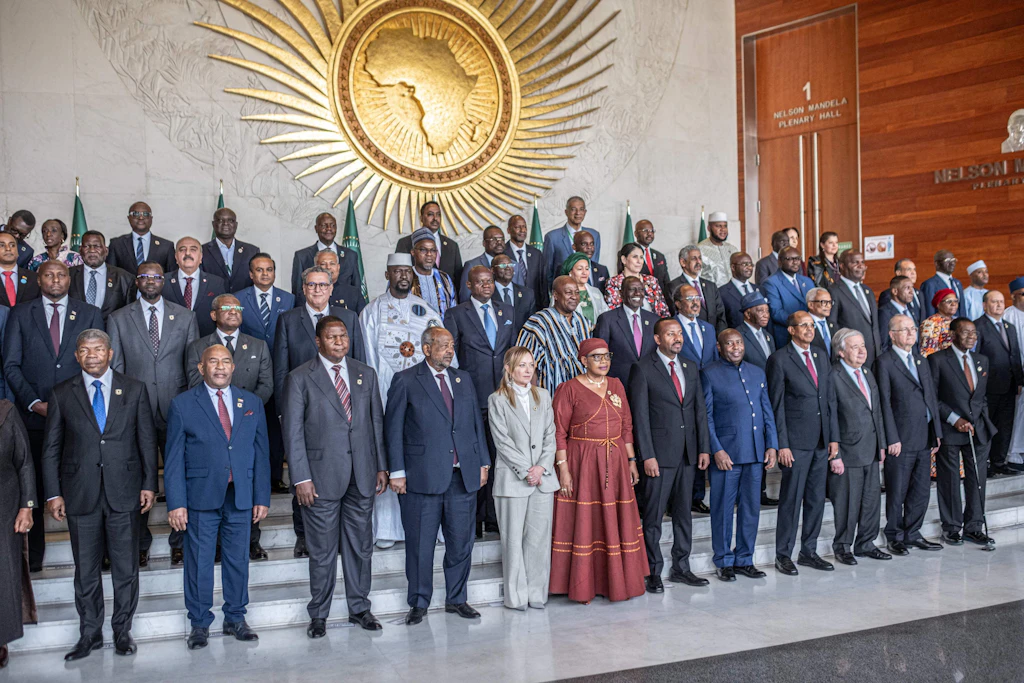 Afrikanische Staats- und Regierungschefs posieren gemeinsam mit Giorgia Meloni für ein Foto am Rande des AU-Gipfels