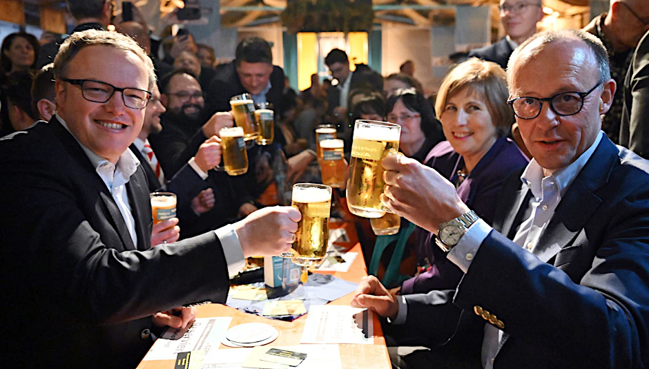 Friedrich Merz (r), CDU-Parteivorsitzender und Mario Voigt (l), CDU-Landeschef Thüringen, beim Politischen Aschermittwoch des CDU-Landesverbands Thüringen.