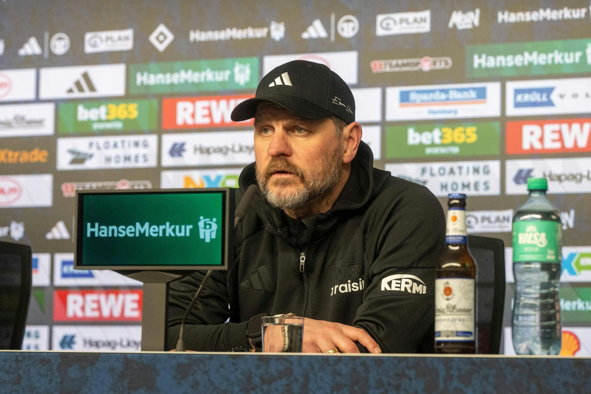 Union-Trainer Steffen Baumgart schimpft nach der Pleite beim HSV nicht über den Videobeweis in der Bundesliga, sondern um die unterschiedliche Auslegung des Regelwerks.