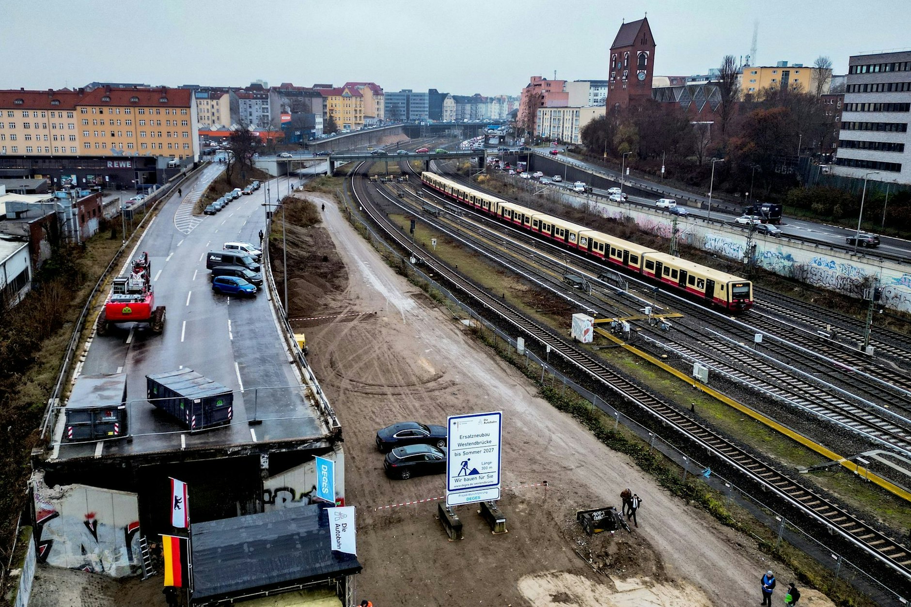 Baustelle zum Baubeginn des Ersatzneubaus Westendbrücke auf der A100.