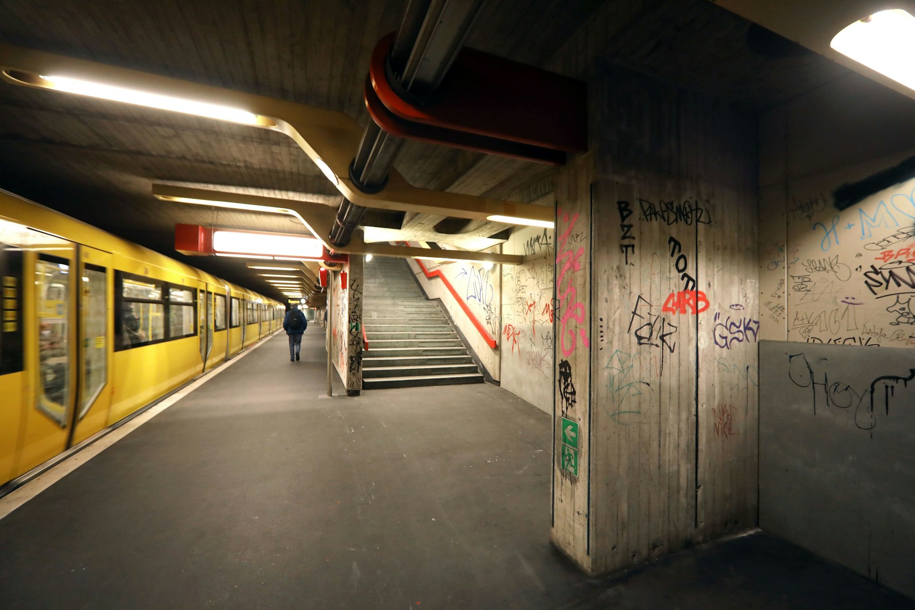 Vor dem Brand: Eine U-Bahn der Linie U9 hält im U-Bahnhof Schloßstraße in Steglitz. Seit 2017 wird in der dreistöckigen, unübersichtlichen Anlage gebaut. Derzeit ist sie geschlossen.