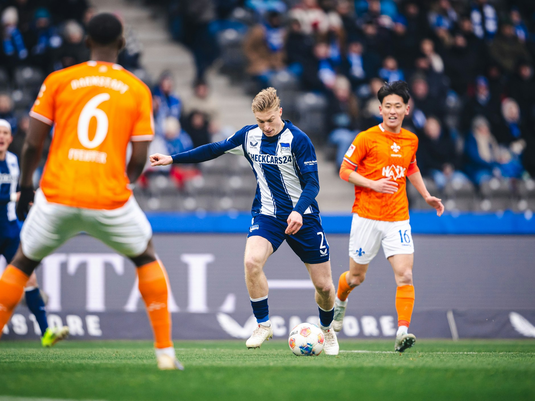 Julian Eitschberger von Hertha BSC schießt das Tor zum 2:0 während des Spiels zwischen Hertha BSC und SV Darmstadt 98.