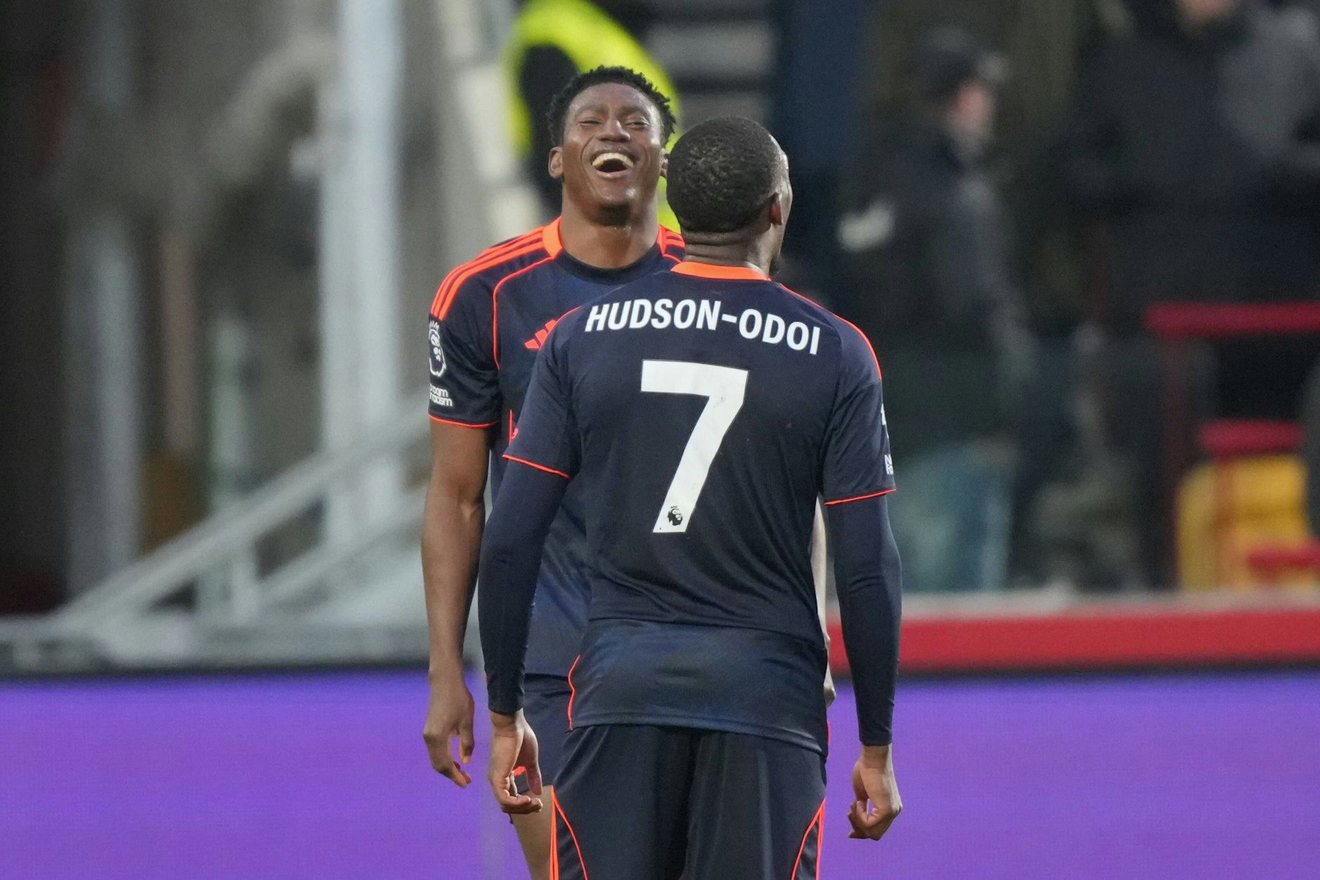 So sieht Erlösung aus: Taiwo Awoniyi (l.) jubelte gegen Brentford über seinen ersten Saisontreffer für Nottingham Forest. Von den Fans wurde der Treffer gar zum Tor des Monats gewählt.