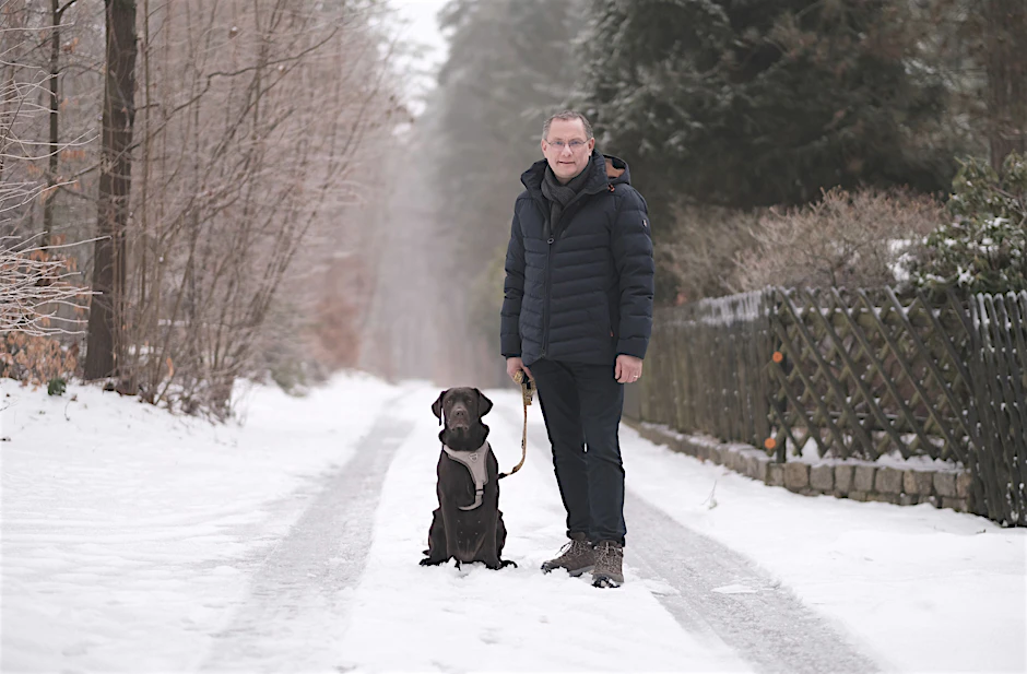 In der Heimat: der AfD-Bundesvorsitzende und sein Hund Molly in Weißwasser.