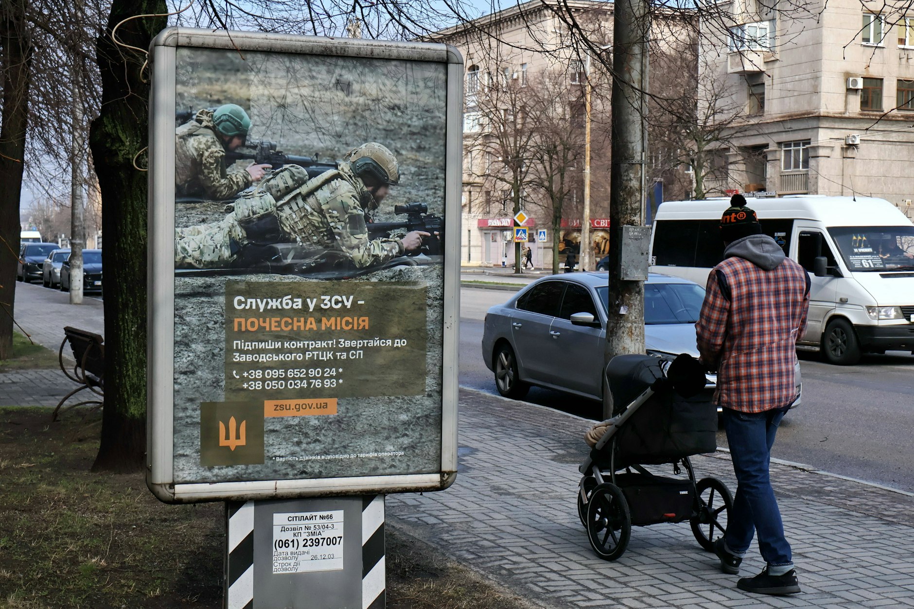 Ein Rekrutierungsposter für die ukrainischen Streitkräfte in Saporischschja im Jahr 2024 (Symbolbild)