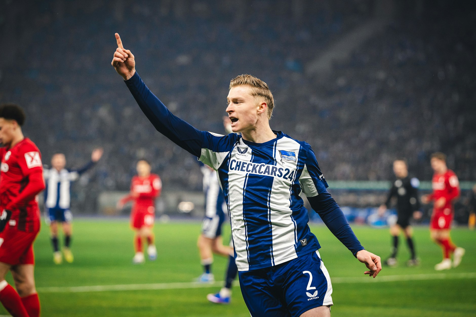 Julian Eitschberger zeigt es an: Bei ihm geht es aufwärts. Jetzt ist er Stammspieler bei Hertha BSC.