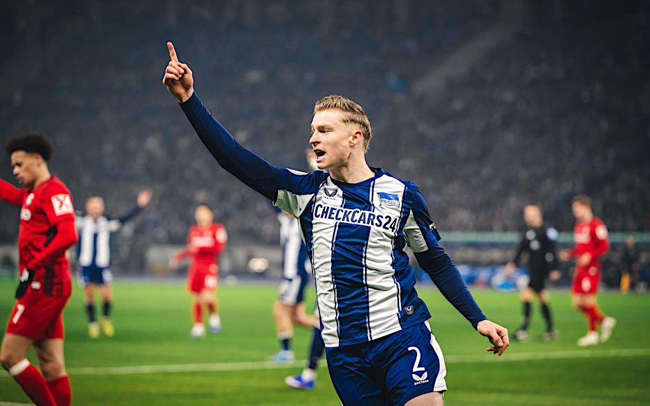 Julian Eitschberger zeigt es an: Bei ihm geht es aufwärts. Jetzt ist er Stammspieler bei Hertha BSC.