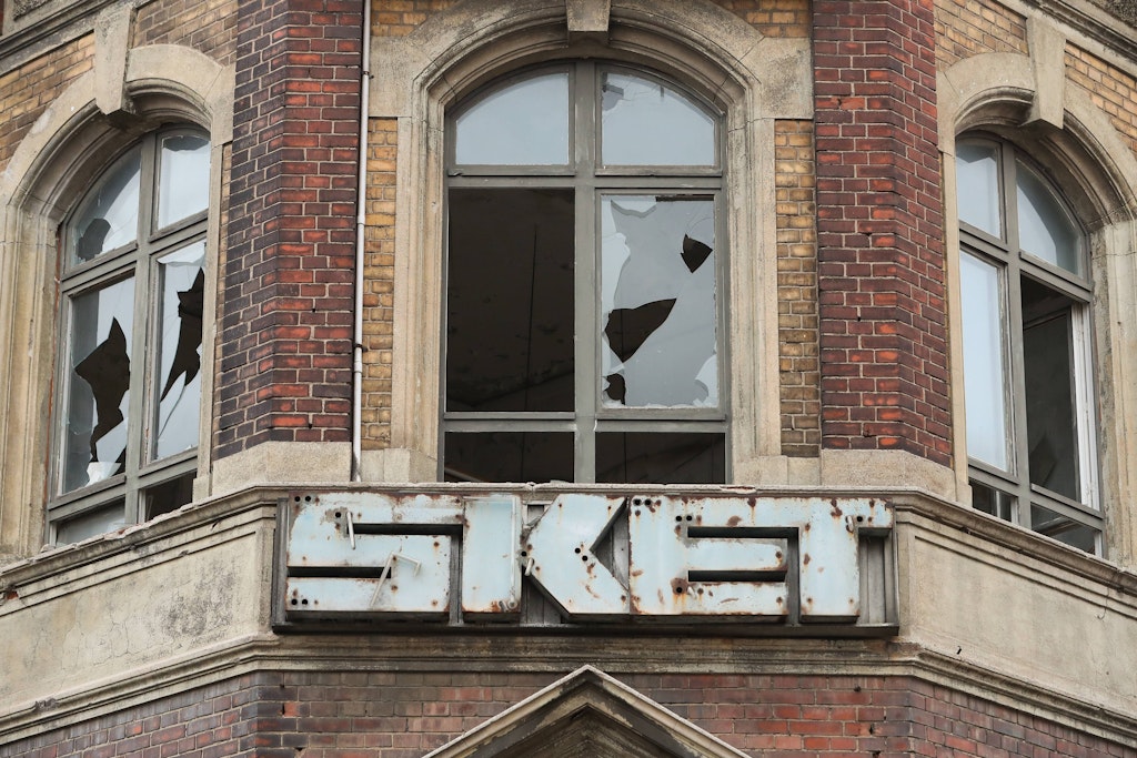 Hier war die Familie von John Lucas Dittrich zu DDR-Zeiten tätig: Die ehemalige Poliklinik des SKET Schwermaschinenbaukombinats beschäftigte früher mehrere tausend Mitarbeiter.