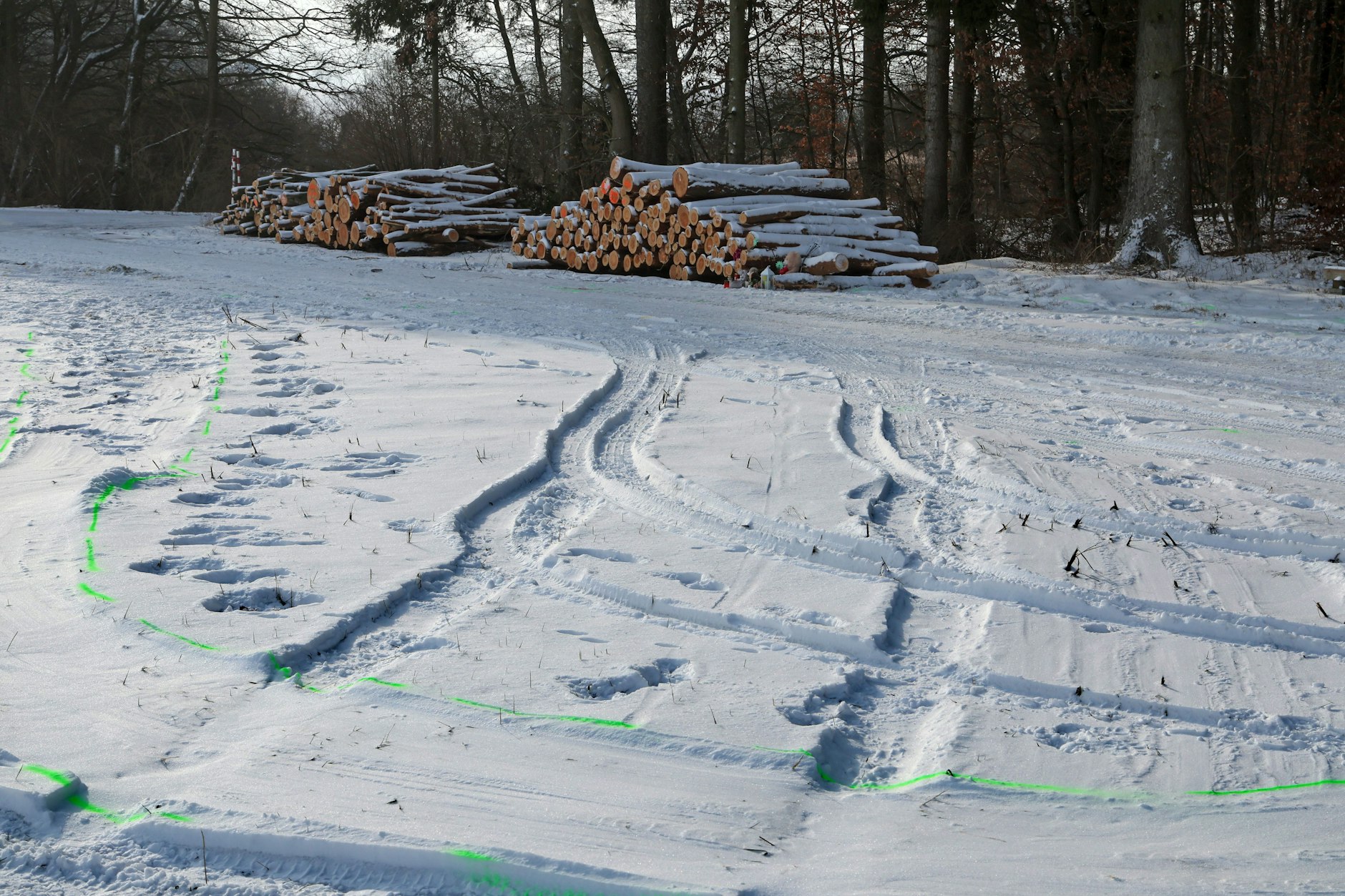 Reifenspuren im Schnee an der Unfallstelle nahe Kuchelmiß.