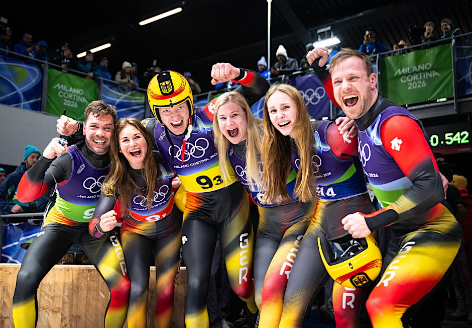 Auf Gold im Einzel folgte für Julia Taubitz und Max Langenhan (2. und 3. v.l.) auch mit der deutschen Rodelmannschaft eine Goldmedaille bei den Olympischen Winterspielen in Mailand und Cortina.